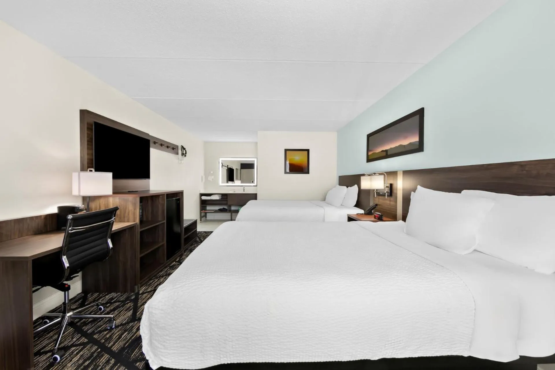 Communal lounge/ TV room, Bed in Days Inn & Suites by Wyndham Pigeon Forge