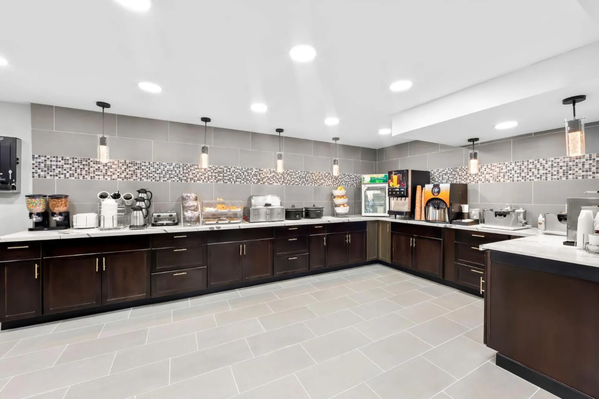 Coffee/tea facilities in Days Inn & Suites by Wyndham Pigeon Forge