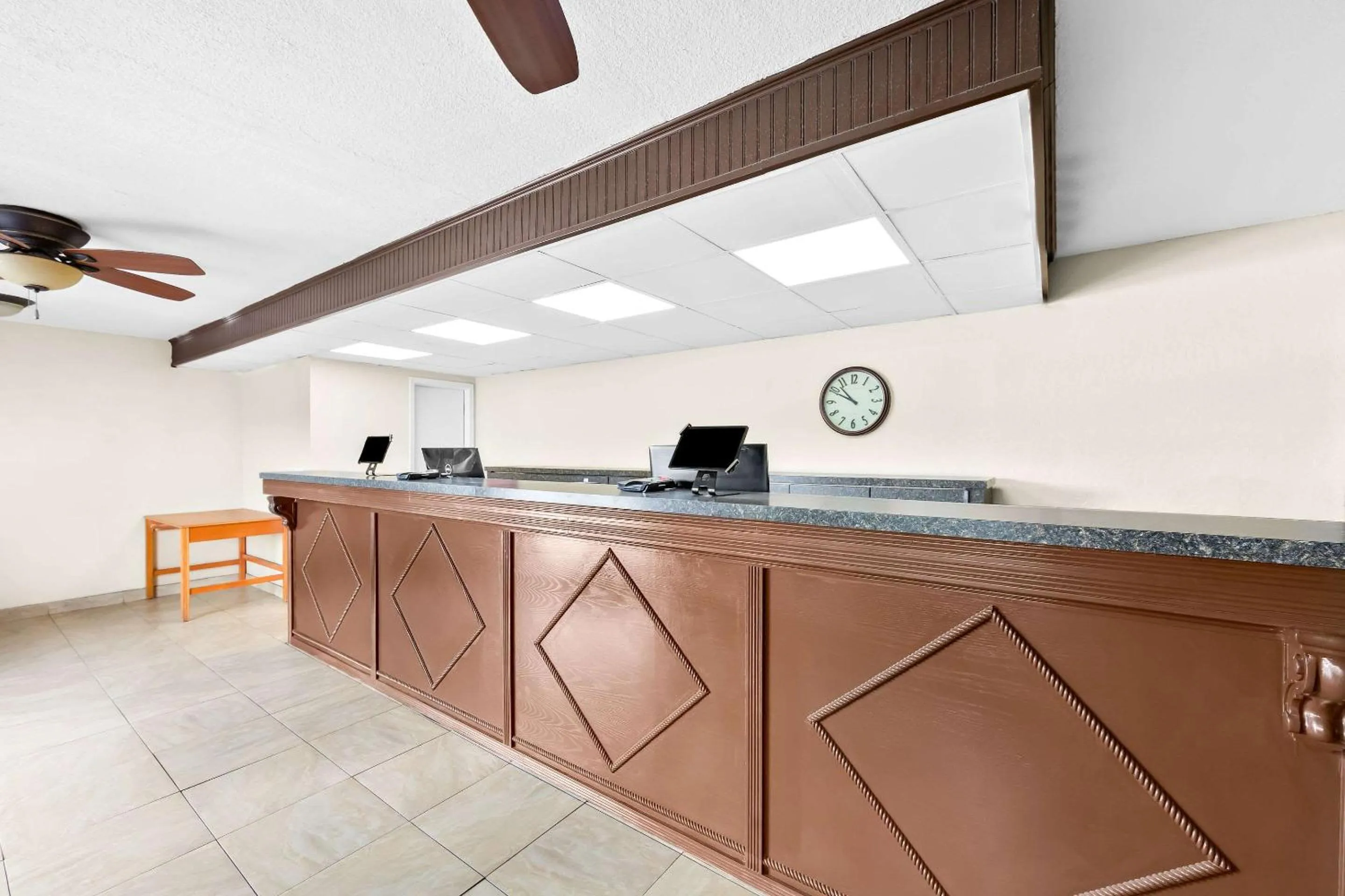 Lobby or reception in Days Inn & Suites by Wyndham Pigeon Forge