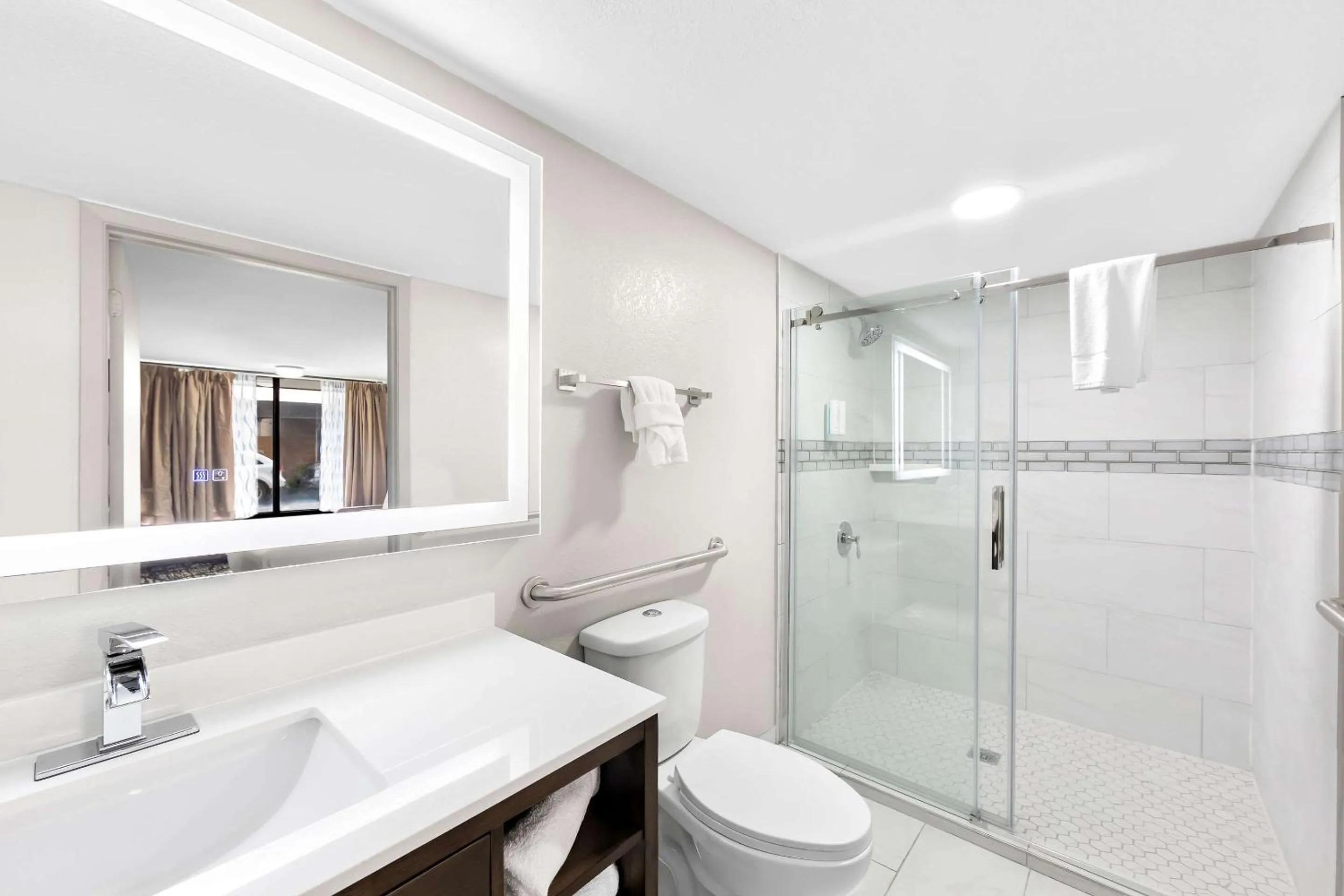 Bedroom in Days Inn & Suites by Wyndham Pigeon Forge