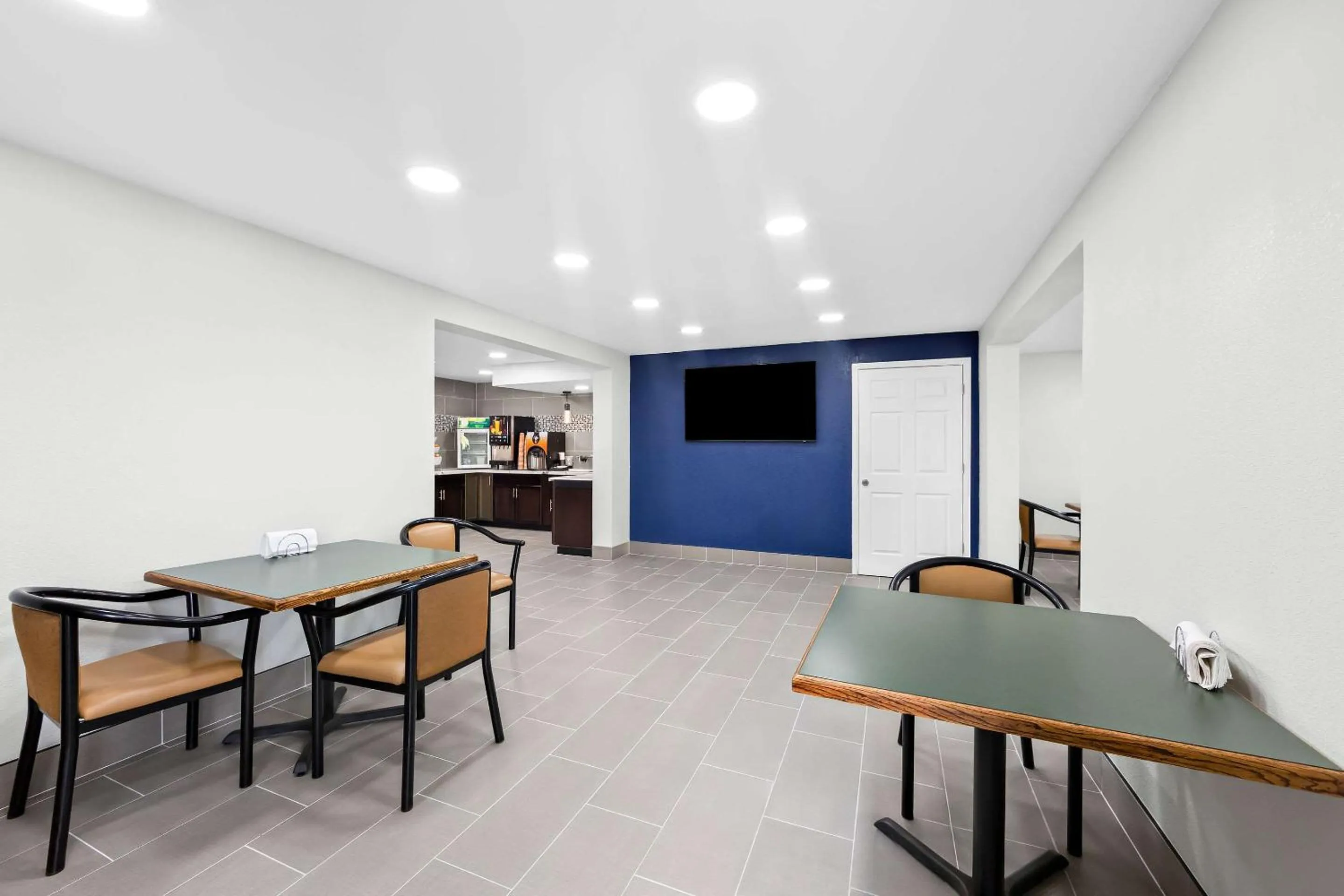 Breakfast in Days Inn & Suites by Wyndham Pigeon Forge