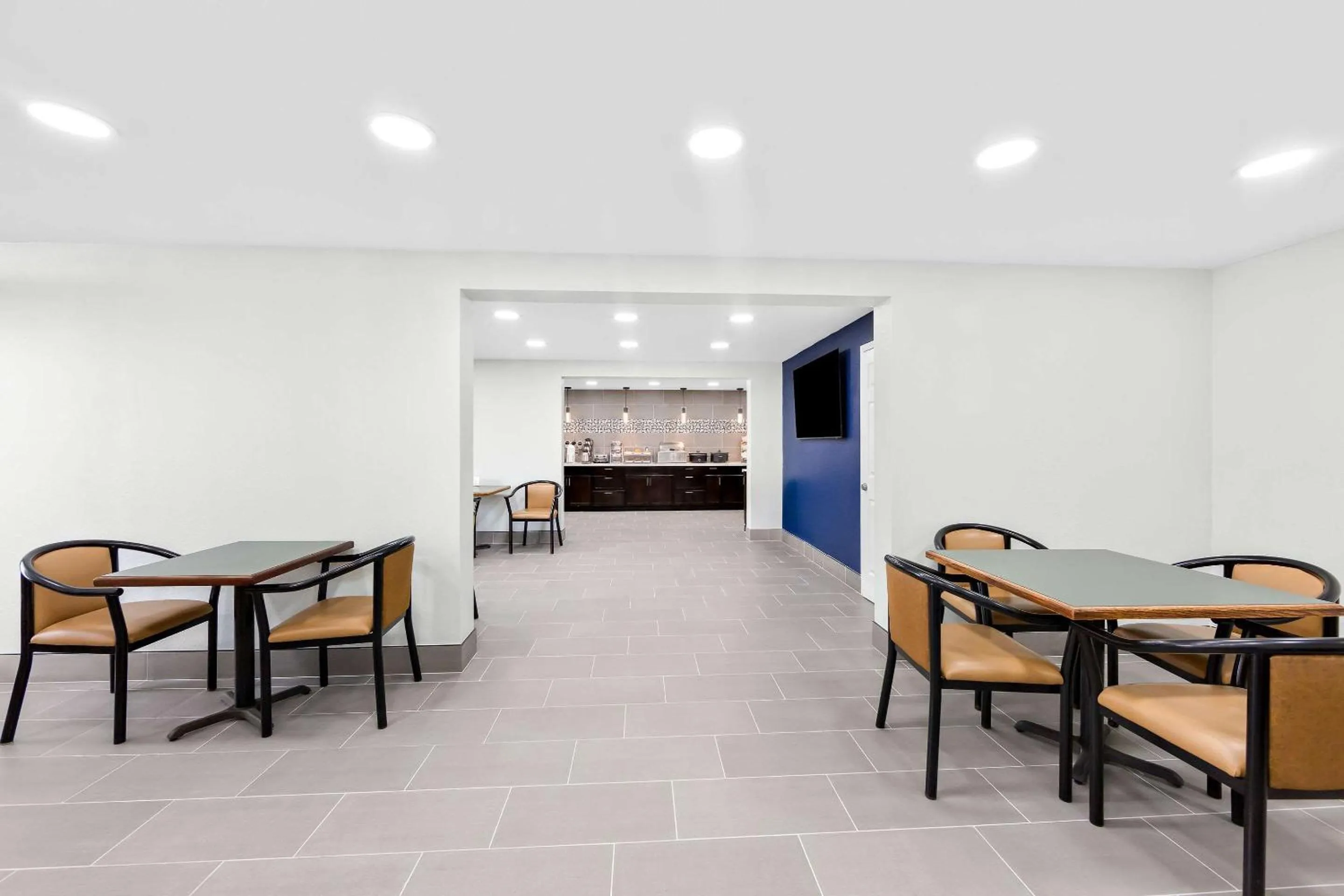 Breakfast in Days Inn & Suites by Wyndham Pigeon Forge