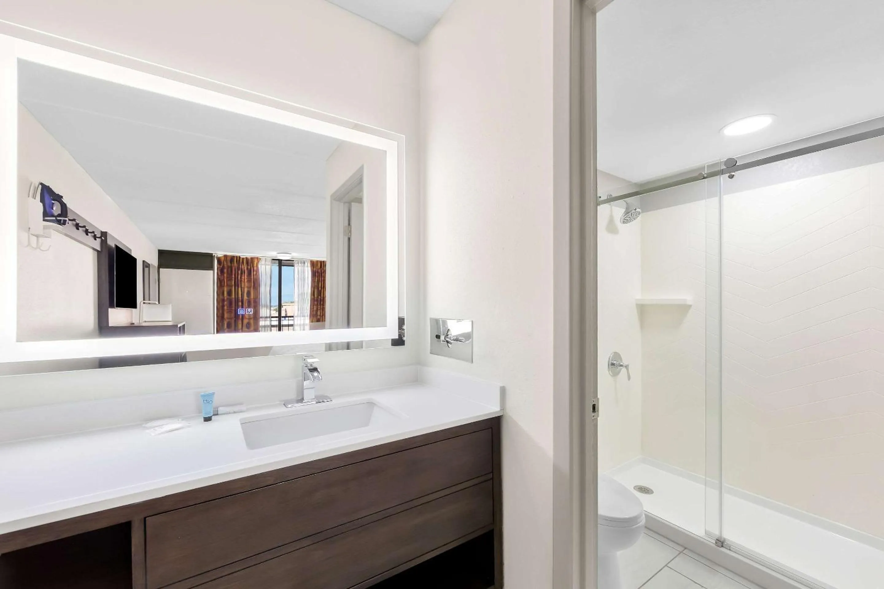 Bedroom in Days Inn & Suites by Wyndham Pigeon Forge