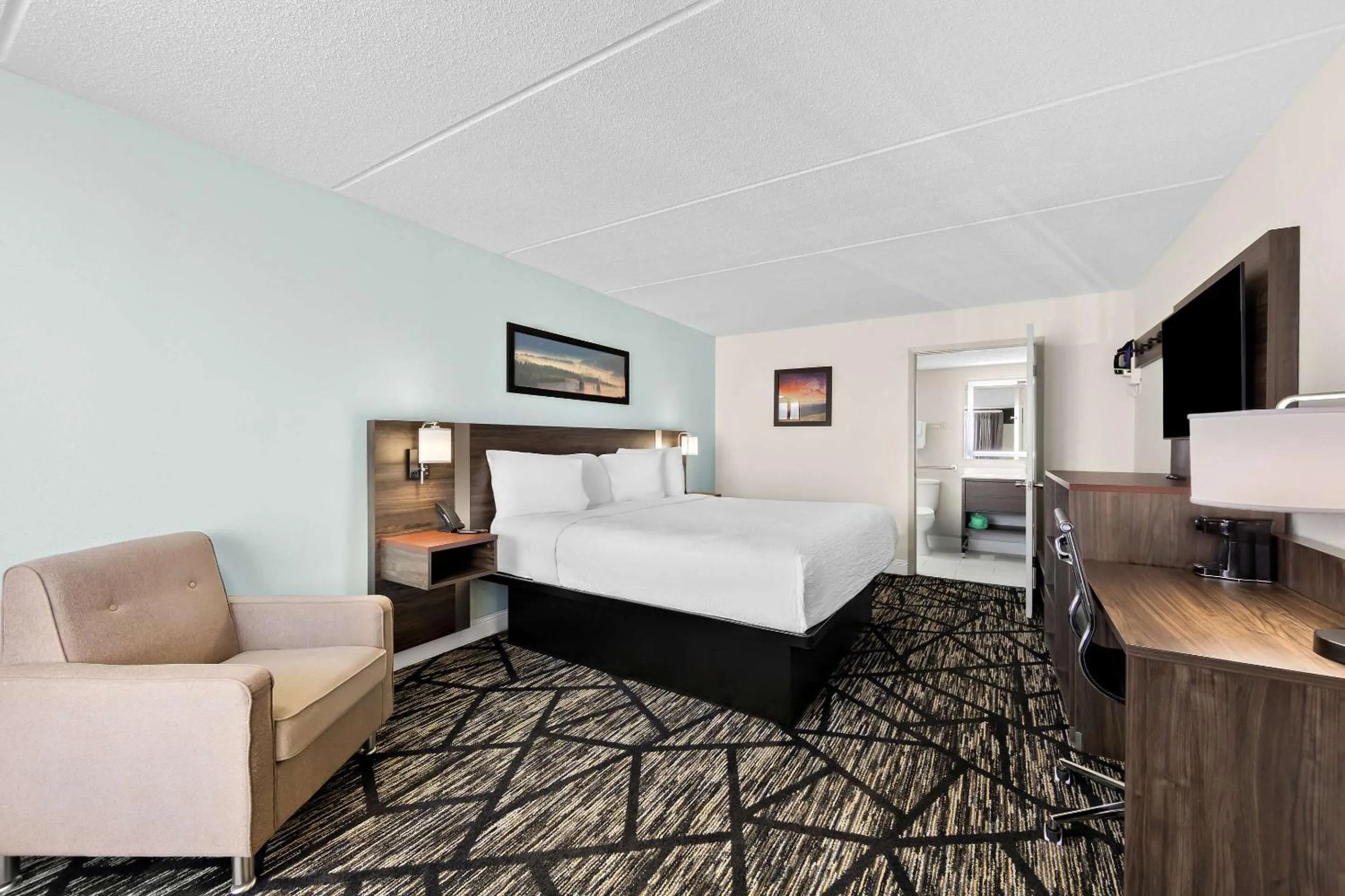Bedroom, Bed in Days Inn & Suites by Wyndham Pigeon Forge