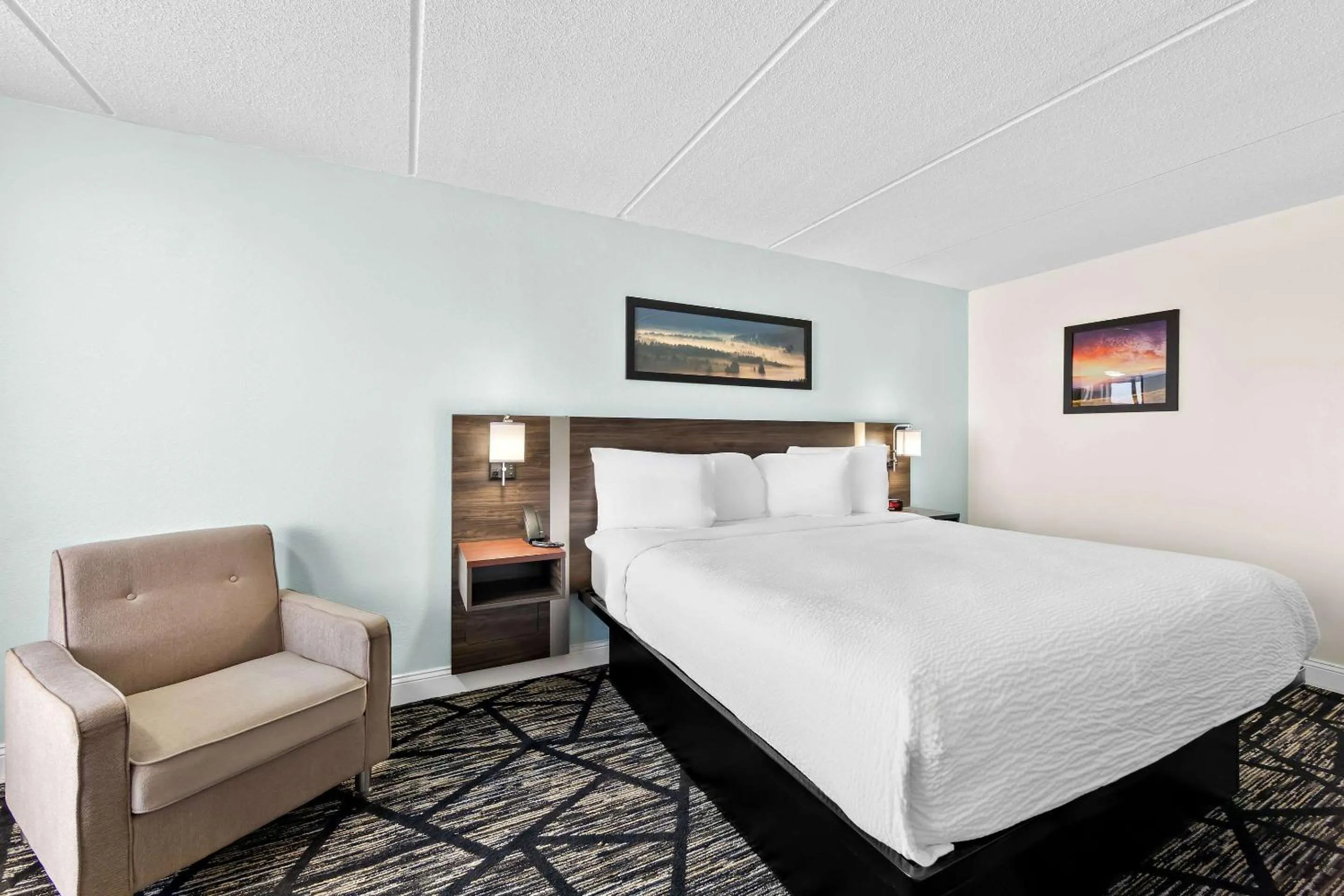 Bedroom, Bed in Days Inn & Suites by Wyndham Pigeon Forge