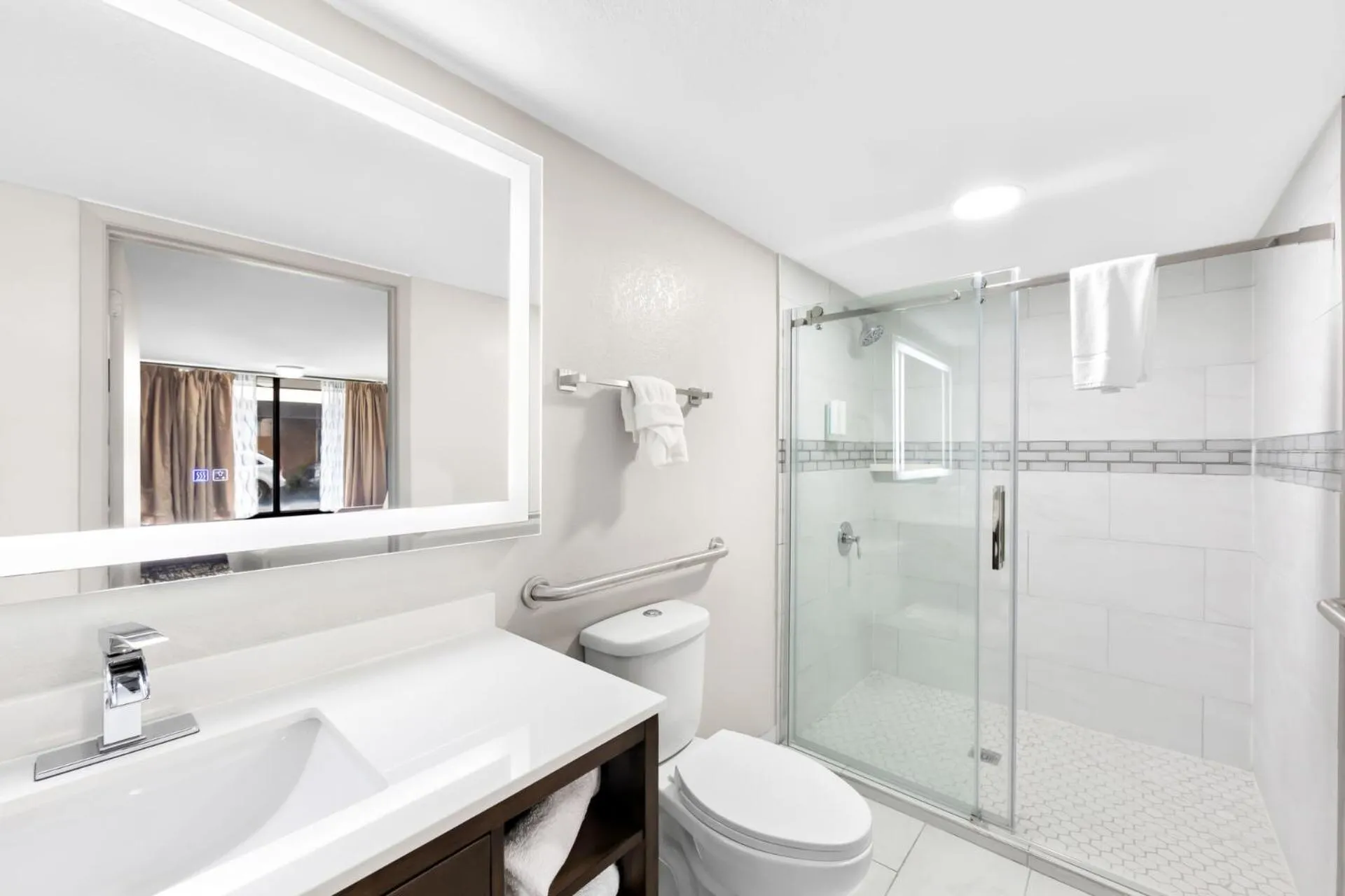 Shower in Days Inn & Suites by Wyndham Pigeon Forge