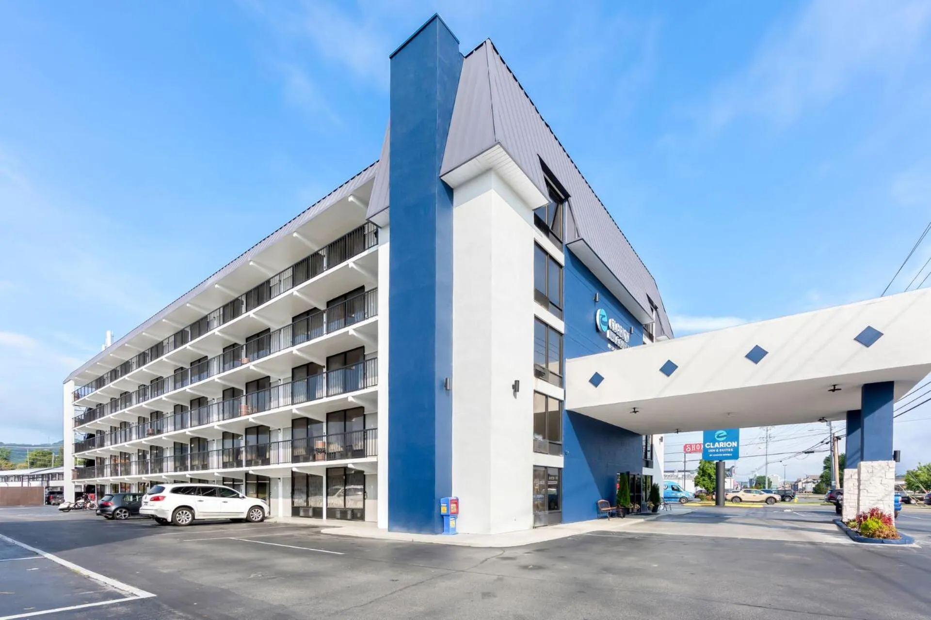 Property building in Days Inn & Suites by Wyndham Pigeon Forge