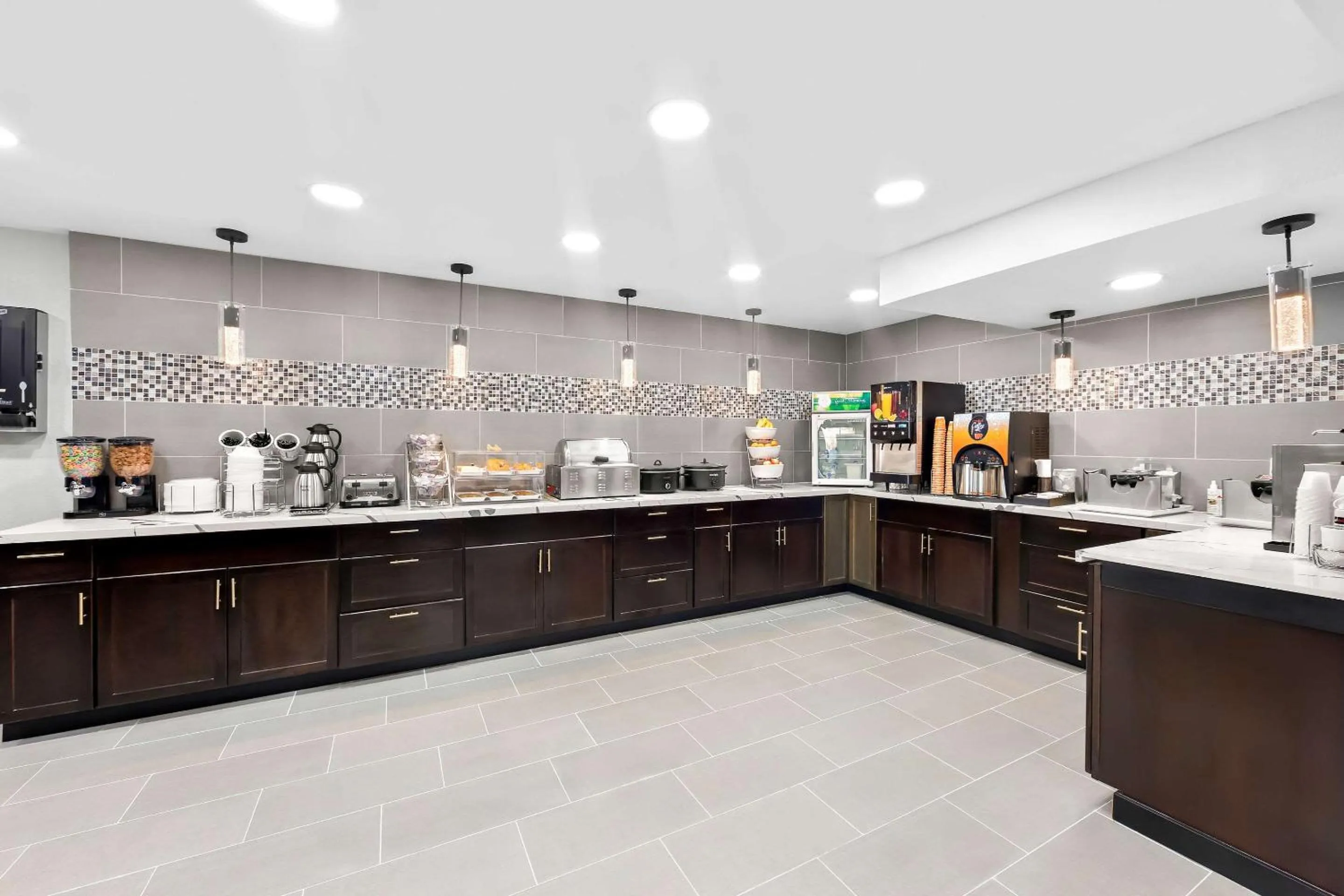 Breakfast in Days Inn & Suites by Wyndham Pigeon Forge