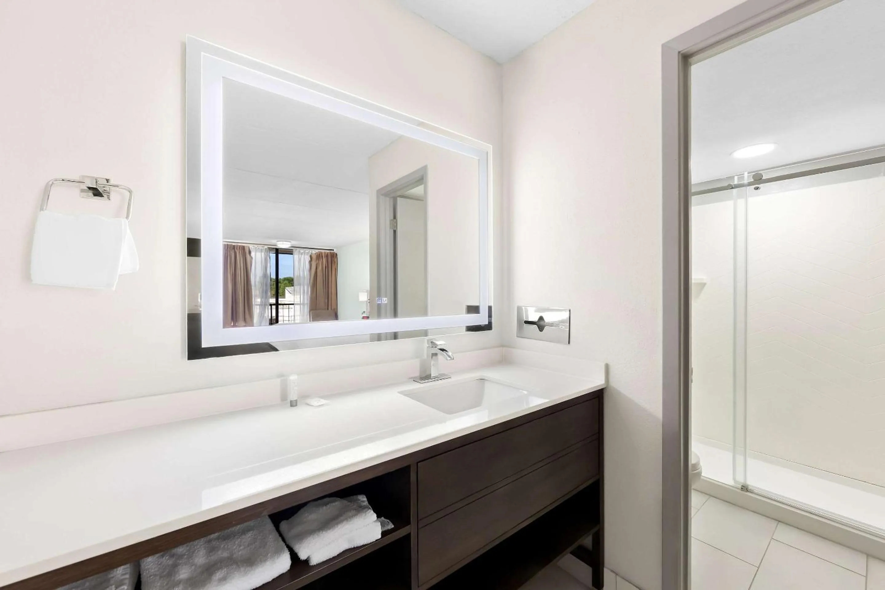 Bedroom in Days Inn & Suites by Wyndham Pigeon Forge