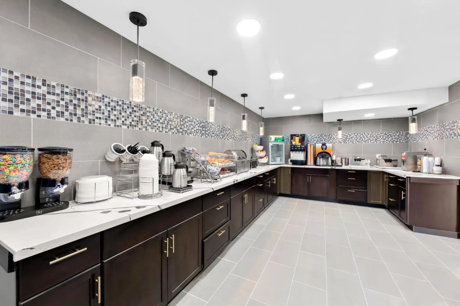 Coffee/tea facilities in Days Inn & Suites by Wyndham Pigeon Forge