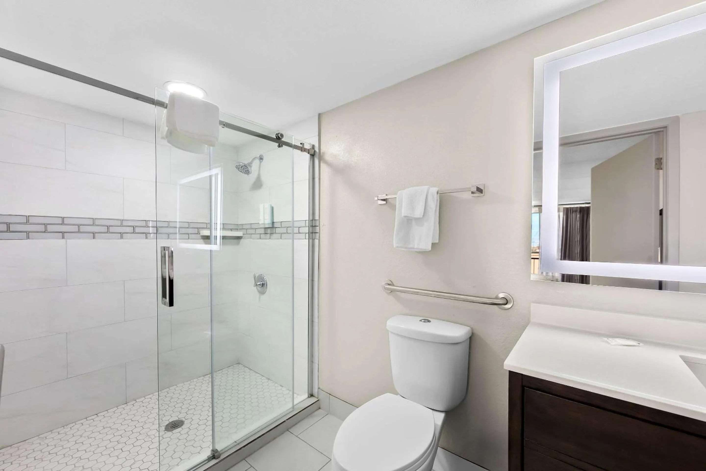 Bedroom in Days Inn & Suites by Wyndham Pigeon Forge