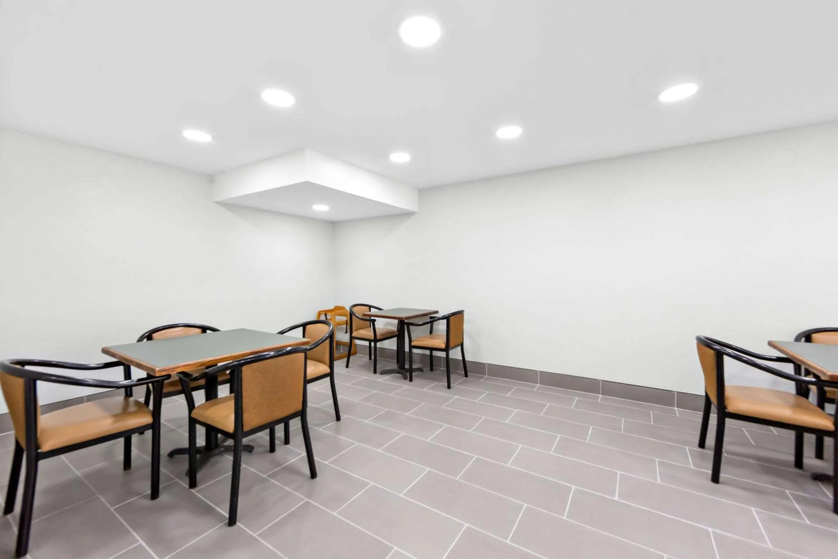 Breakfast in Days Inn & Suites by Wyndham Pigeon Forge