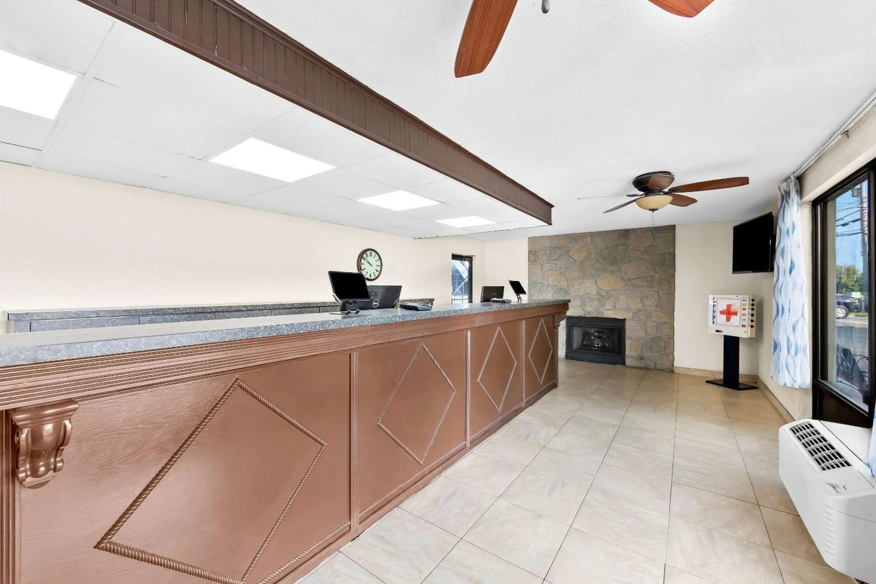 Lobby or reception in Days Inn & Suites by Wyndham Pigeon Forge
