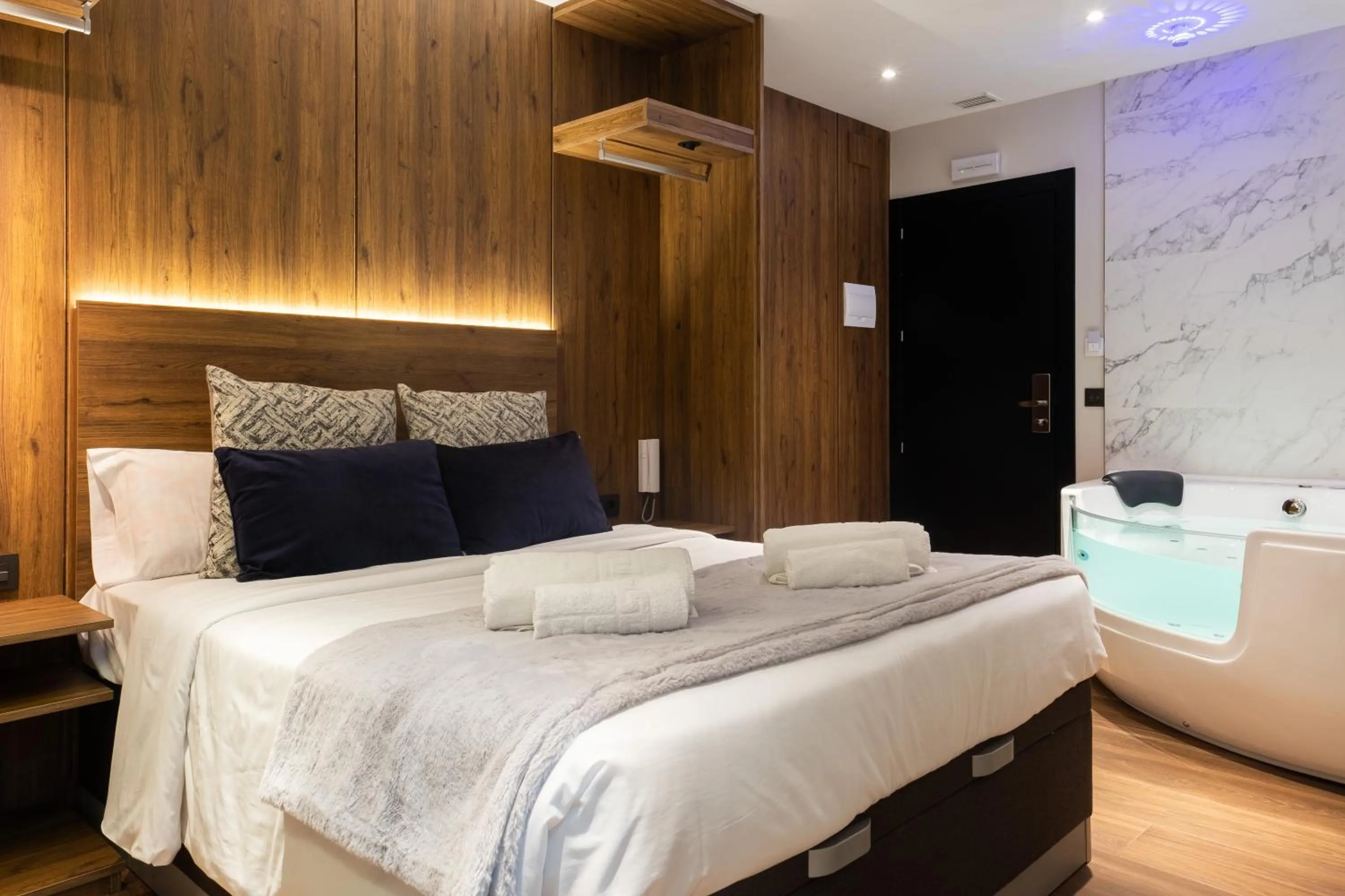 Shower, Bed in DAOS Suites & Terrace Marbella