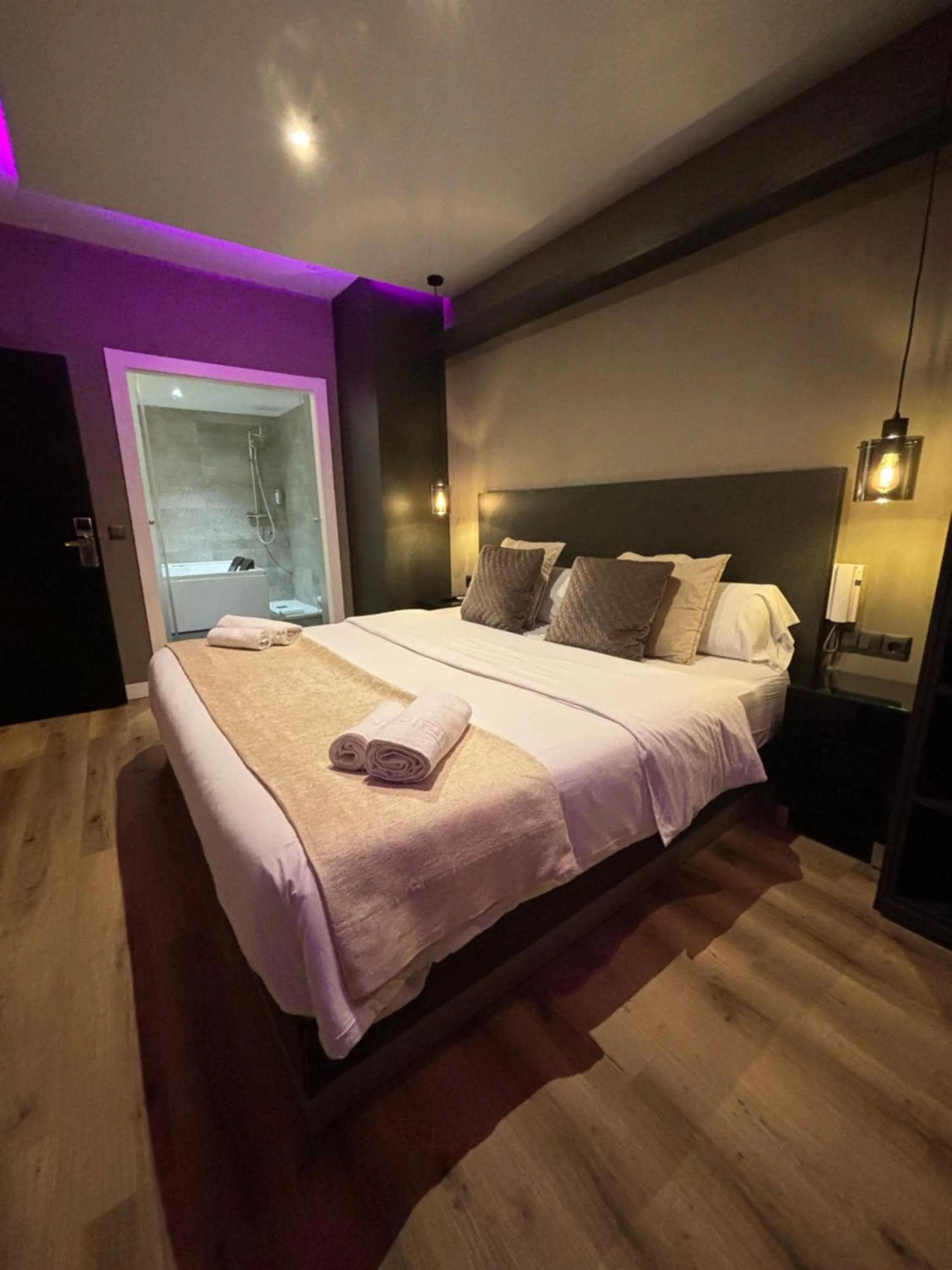 Bed in DAOS Suites & Terrace Marbella