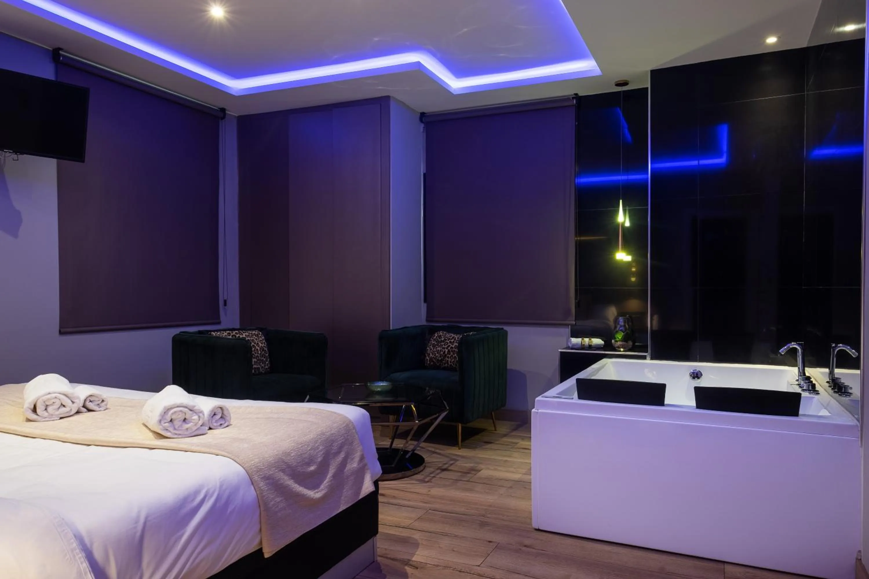 Bed in DAOS Suites & Terrace Marbella