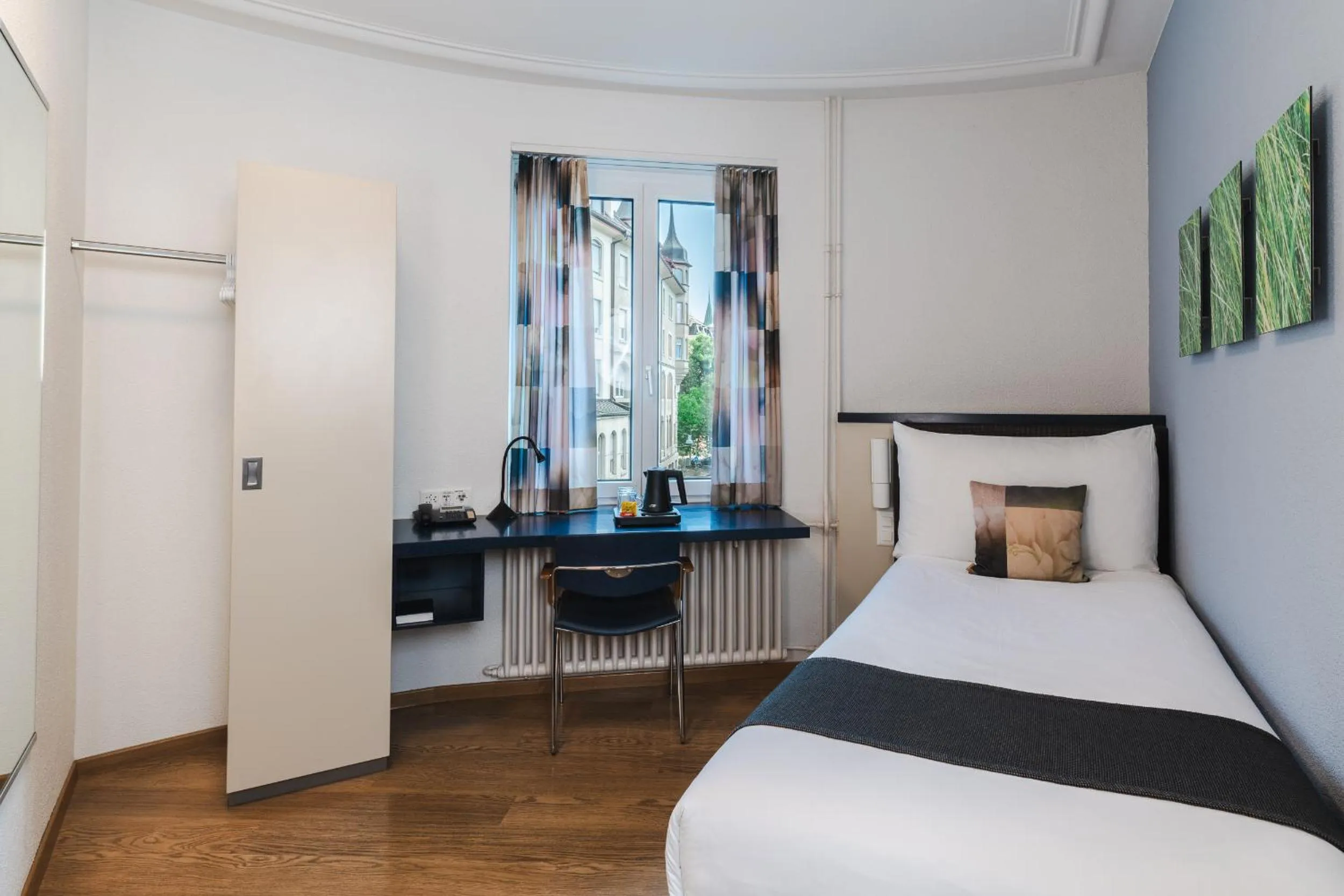 Photo of the whole room, Bed in Hotel Bristol Zurich