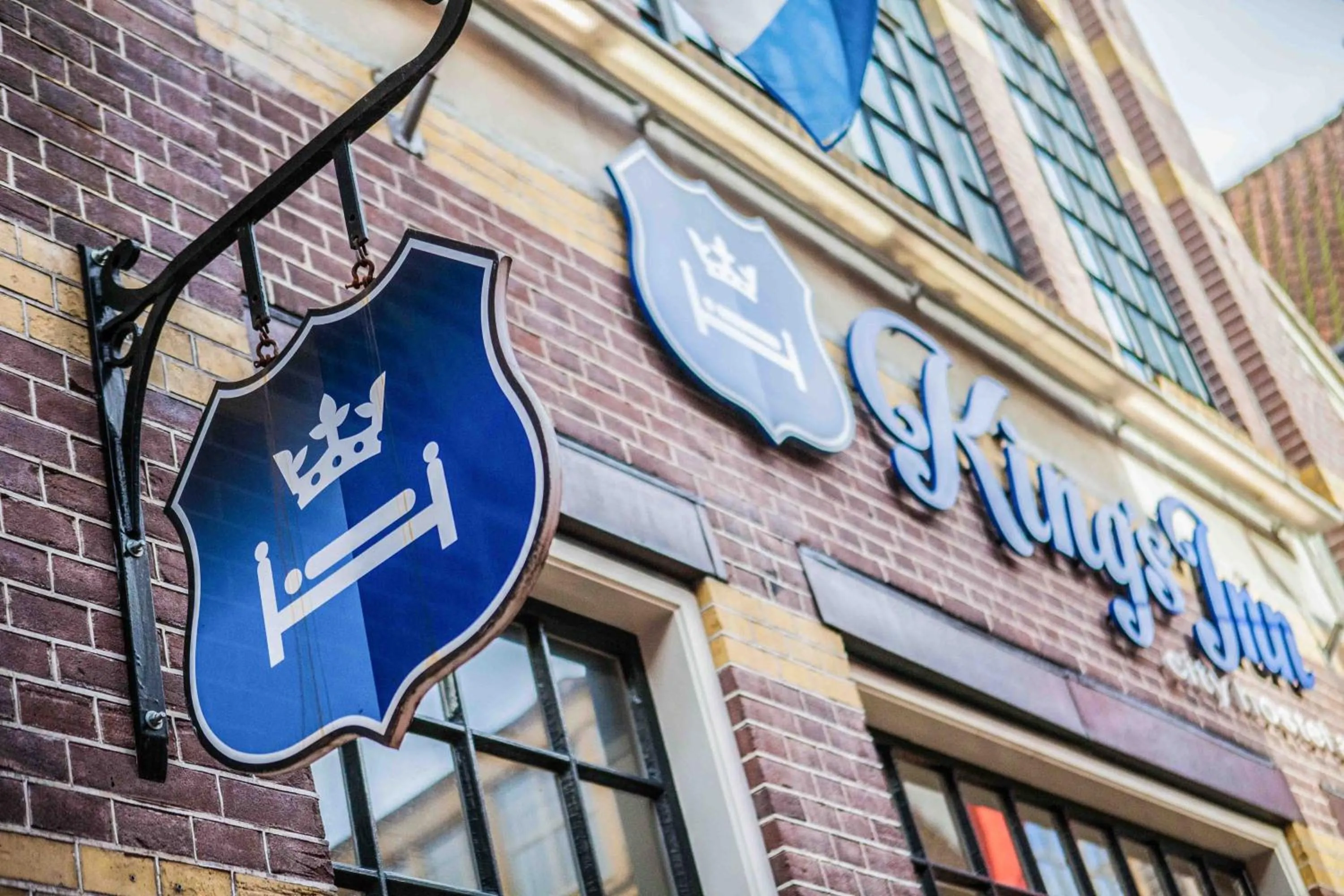 Facade/entrance in Kings Inn City Hostel