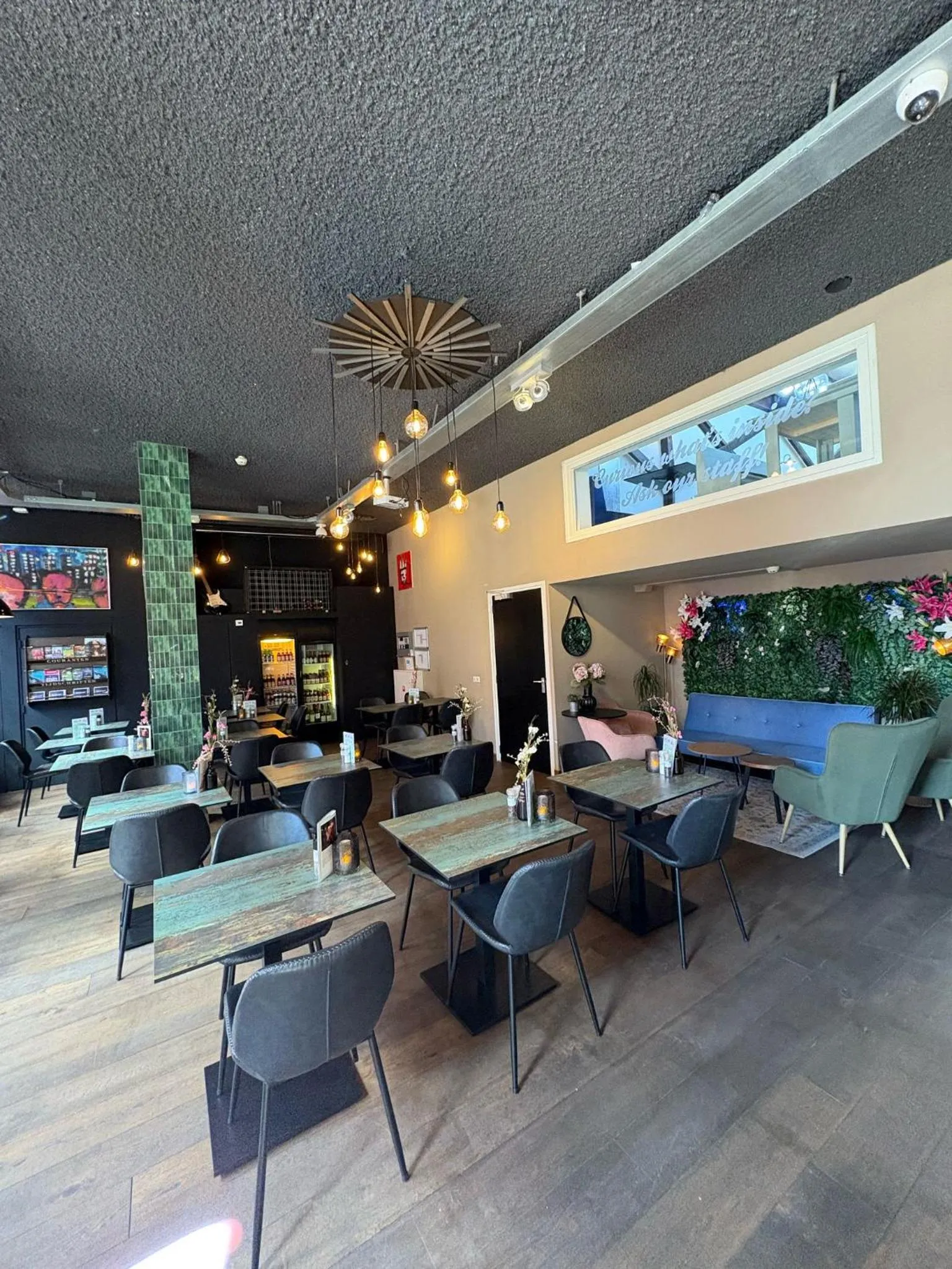 Restaurant/places to eat in Kings Inn City Hostel