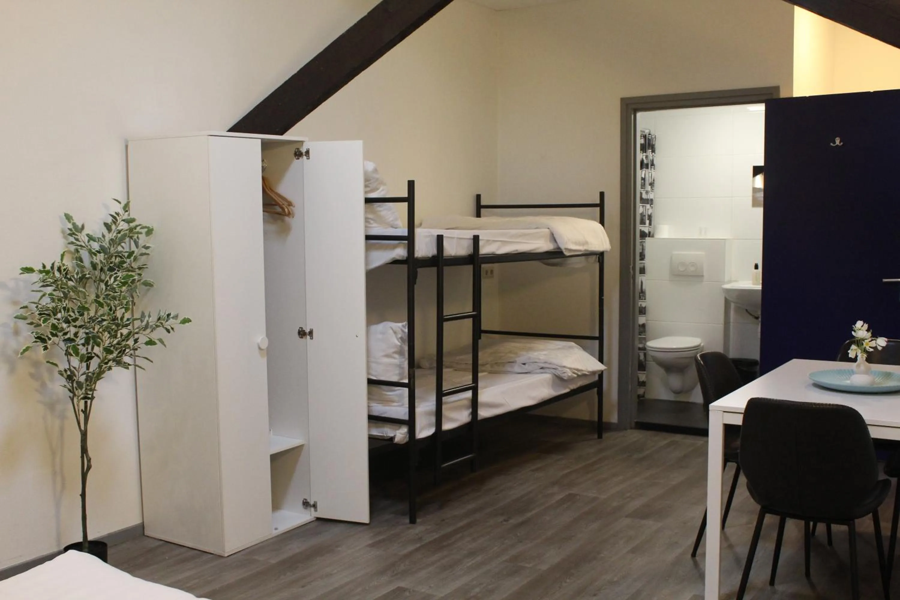 Property building, Bed in Kings Inn City Hostel