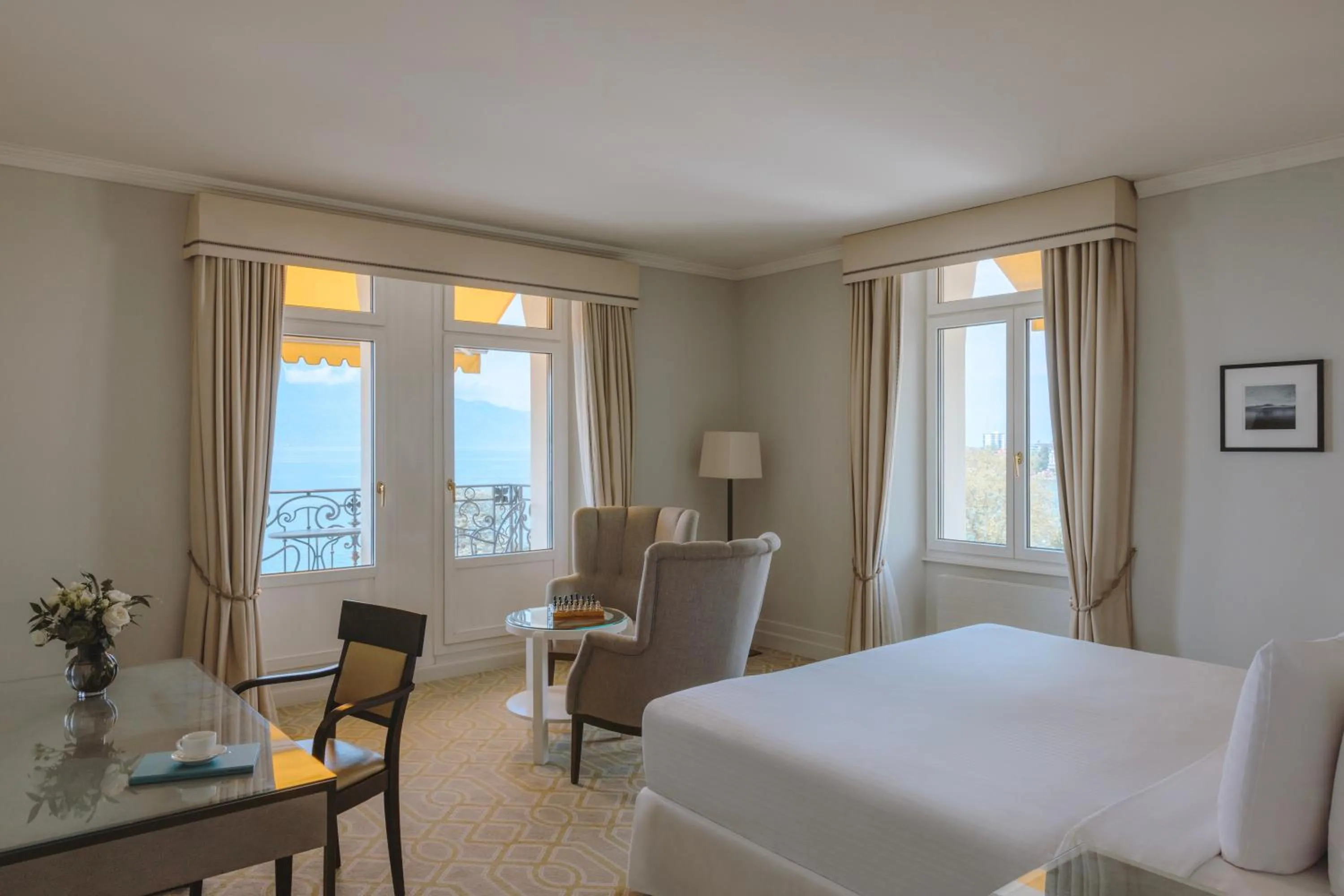 Bedroom, Bed in Fairmont Le Montreux Palace