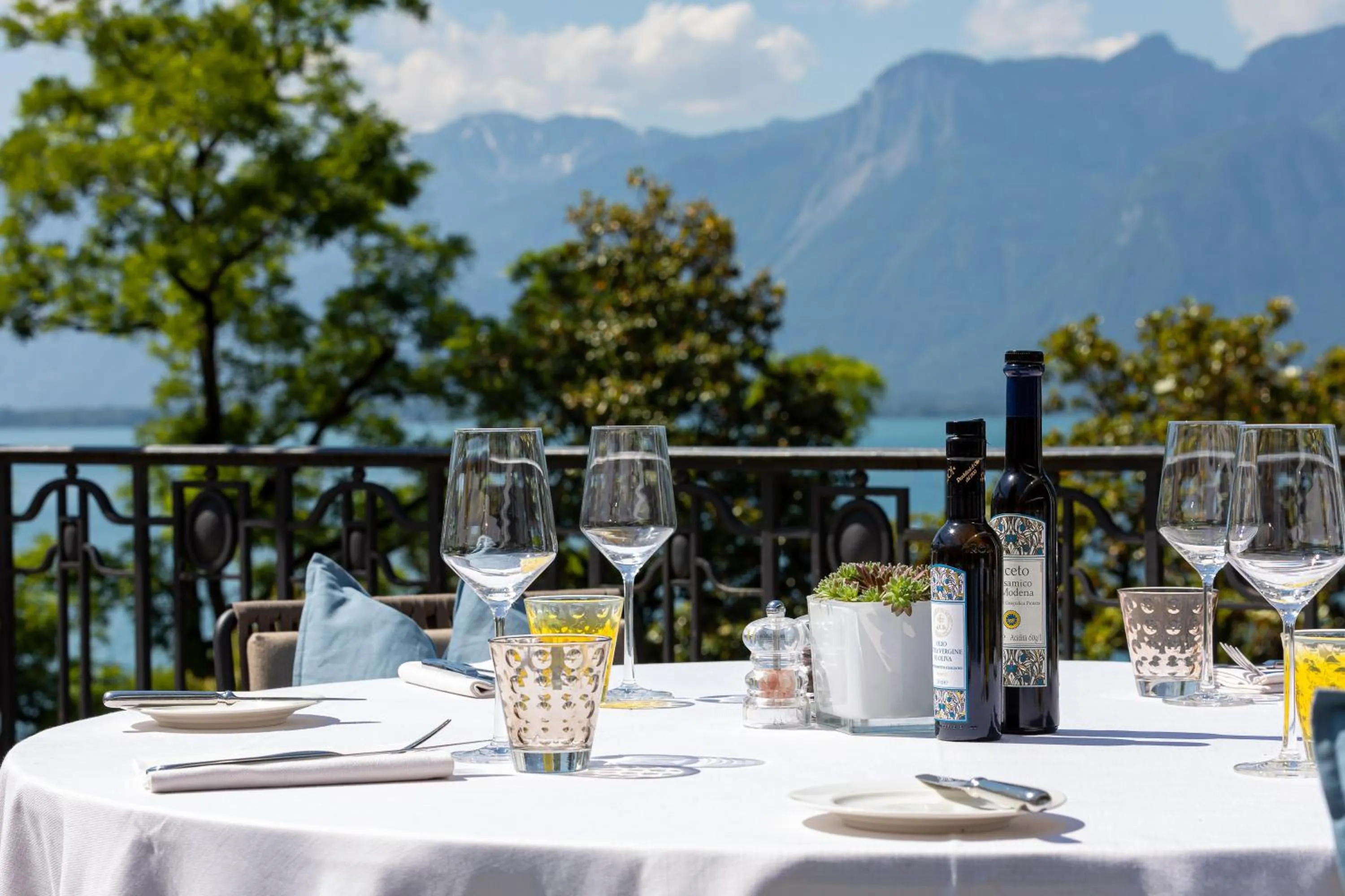 Restaurant/places to eat in Fairmont Le Montreux Palace