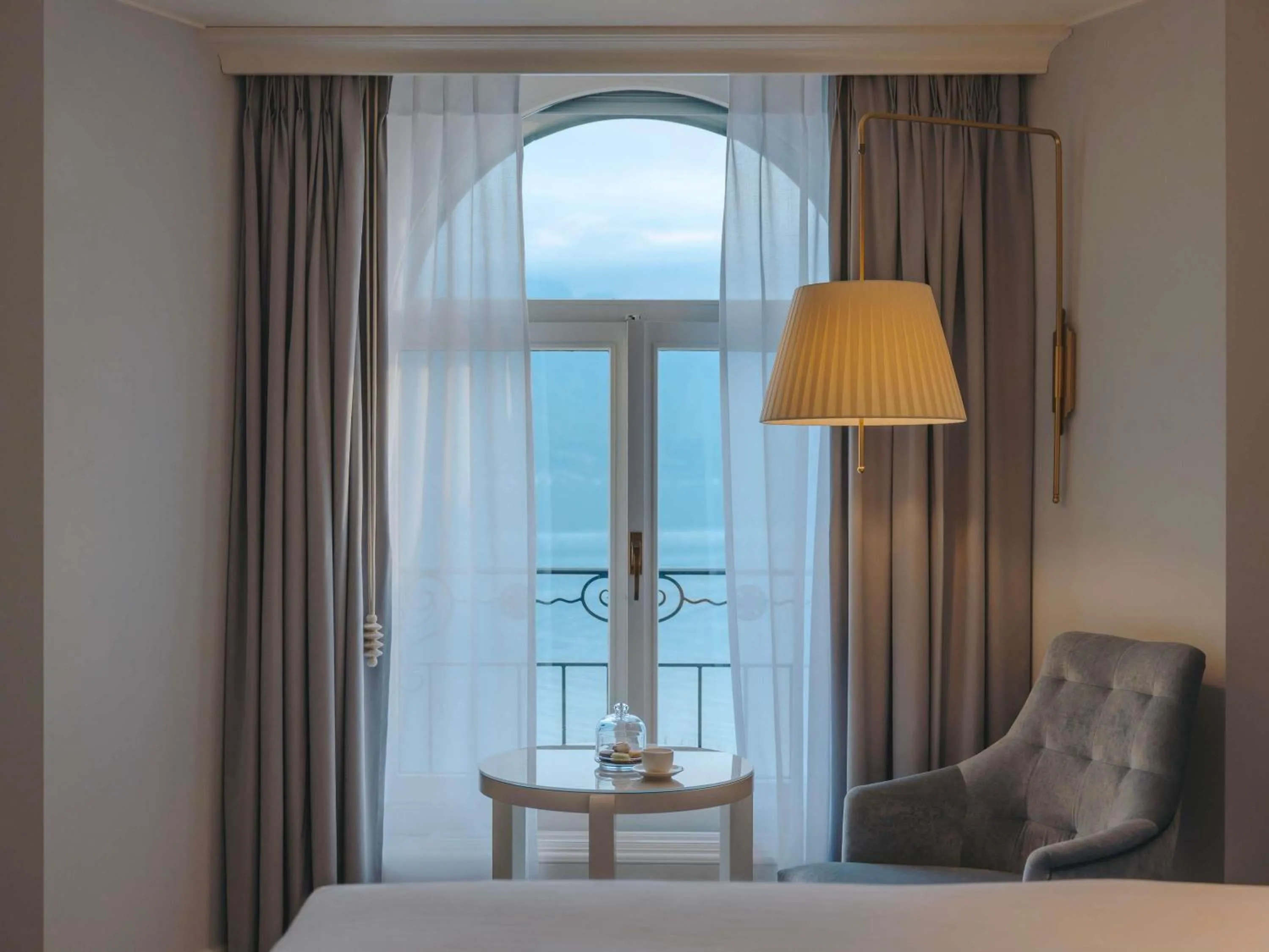 Bedroom, Bed in Fairmont Le Montreux Palace