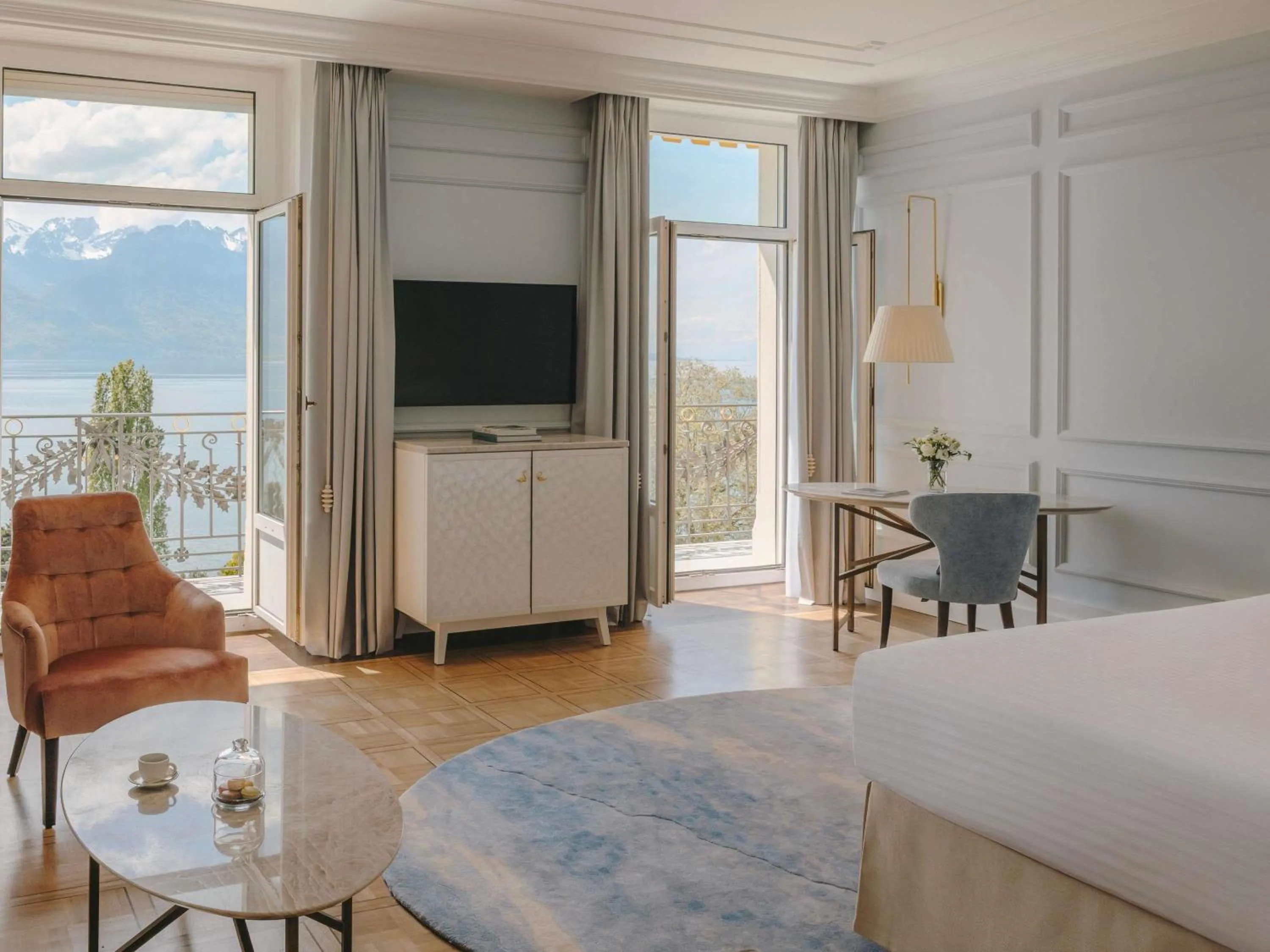 Bedroom, Bed in Fairmont Le Montreux Palace