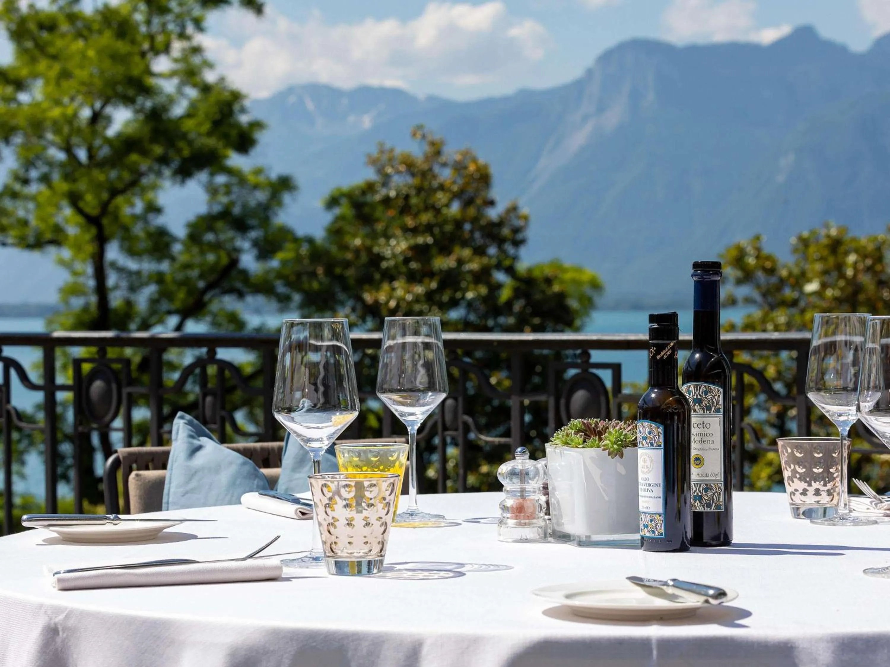 Restaurant/places to eat in Fairmont Le Montreux Palace