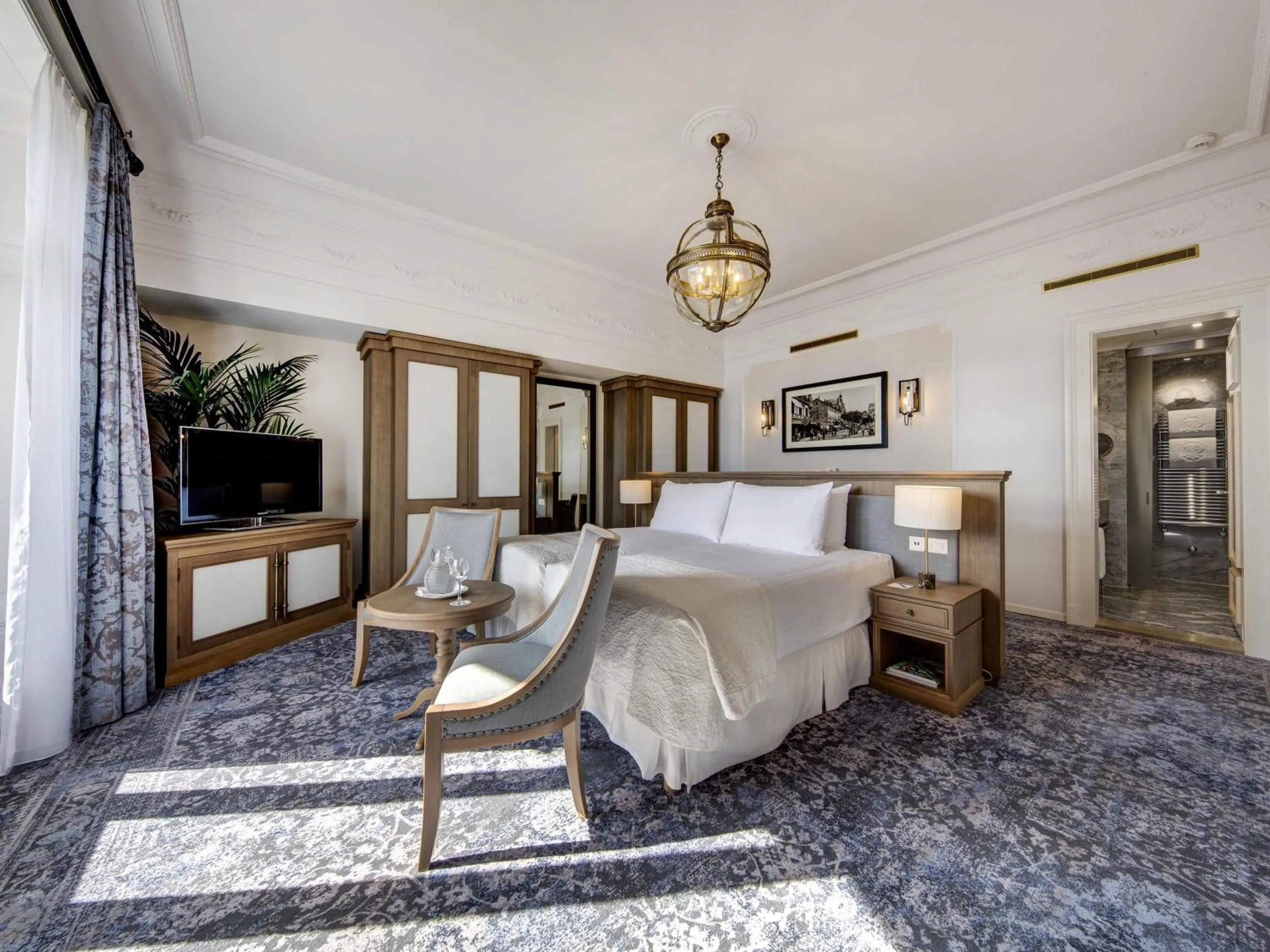 Bedroom, Bed in Fairmont Le Montreux Palace