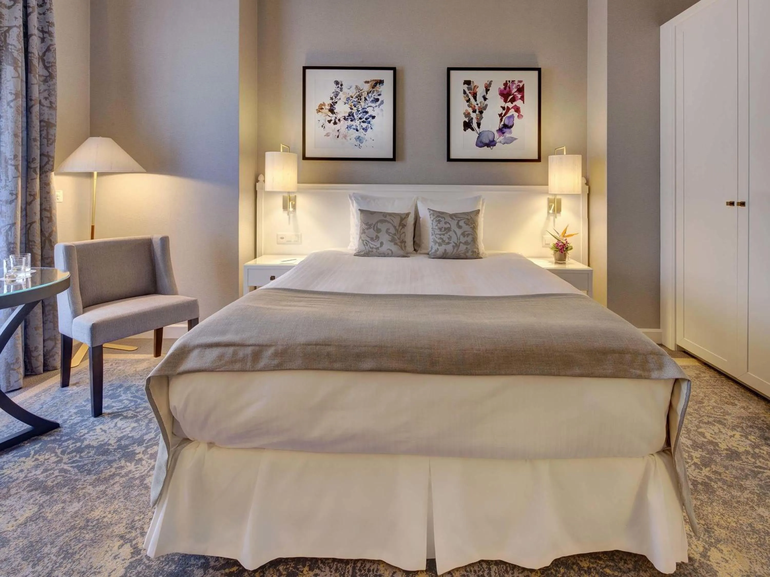 Bedroom, Bed in Fairmont Le Montreux Palace