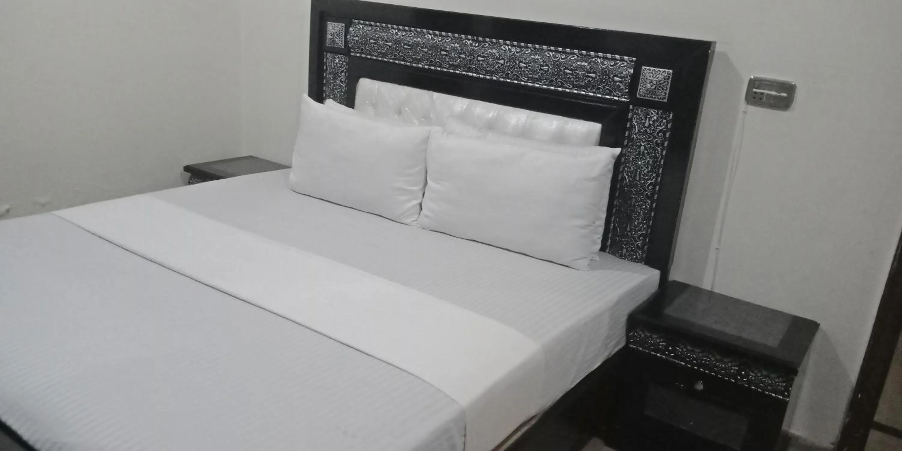 Bed in Hotel Decent Lodge