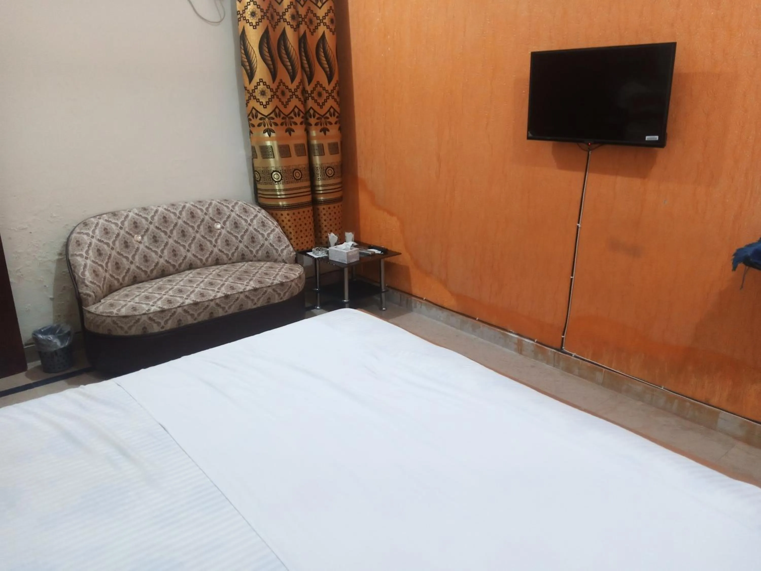 Bed in Hotel Decent Lodge