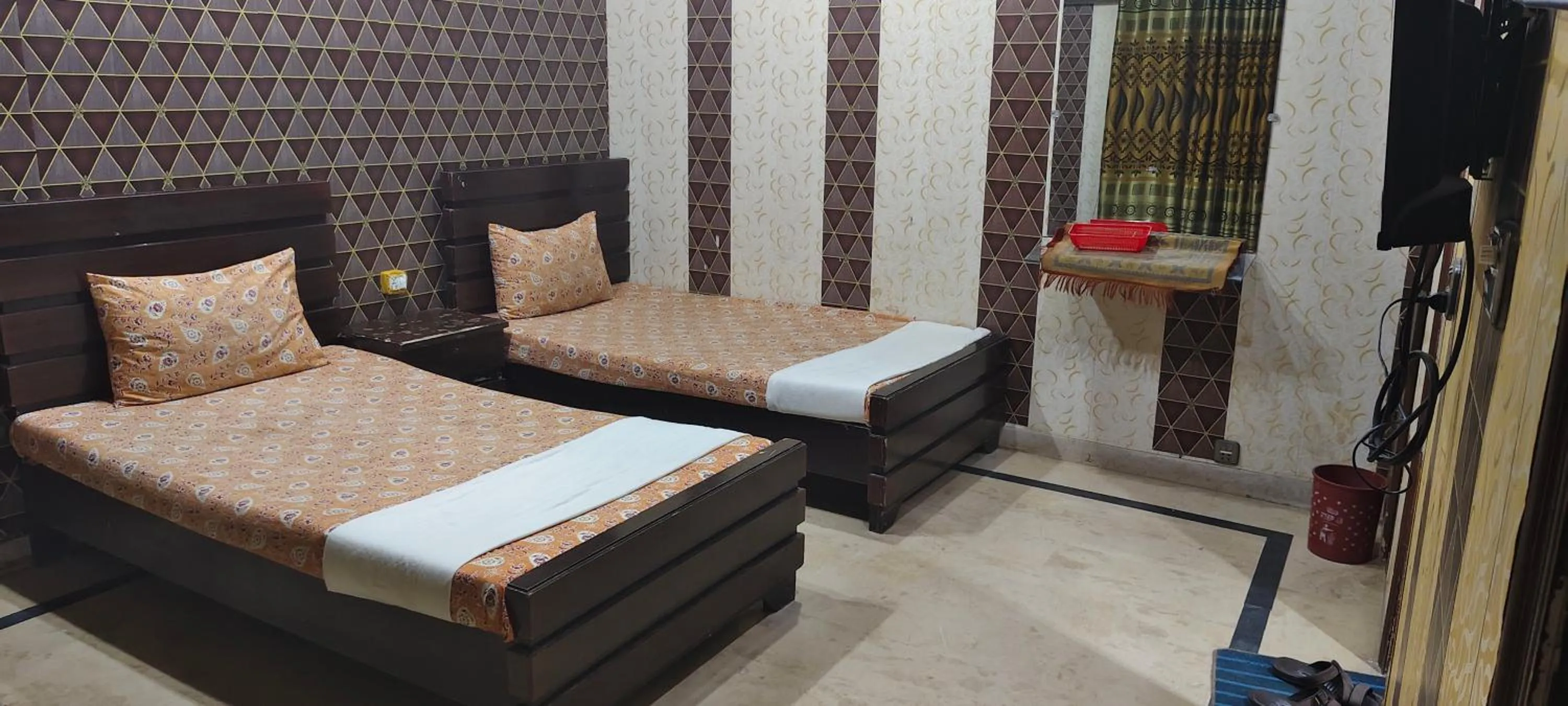 Bed in Hotel Decent Lodge