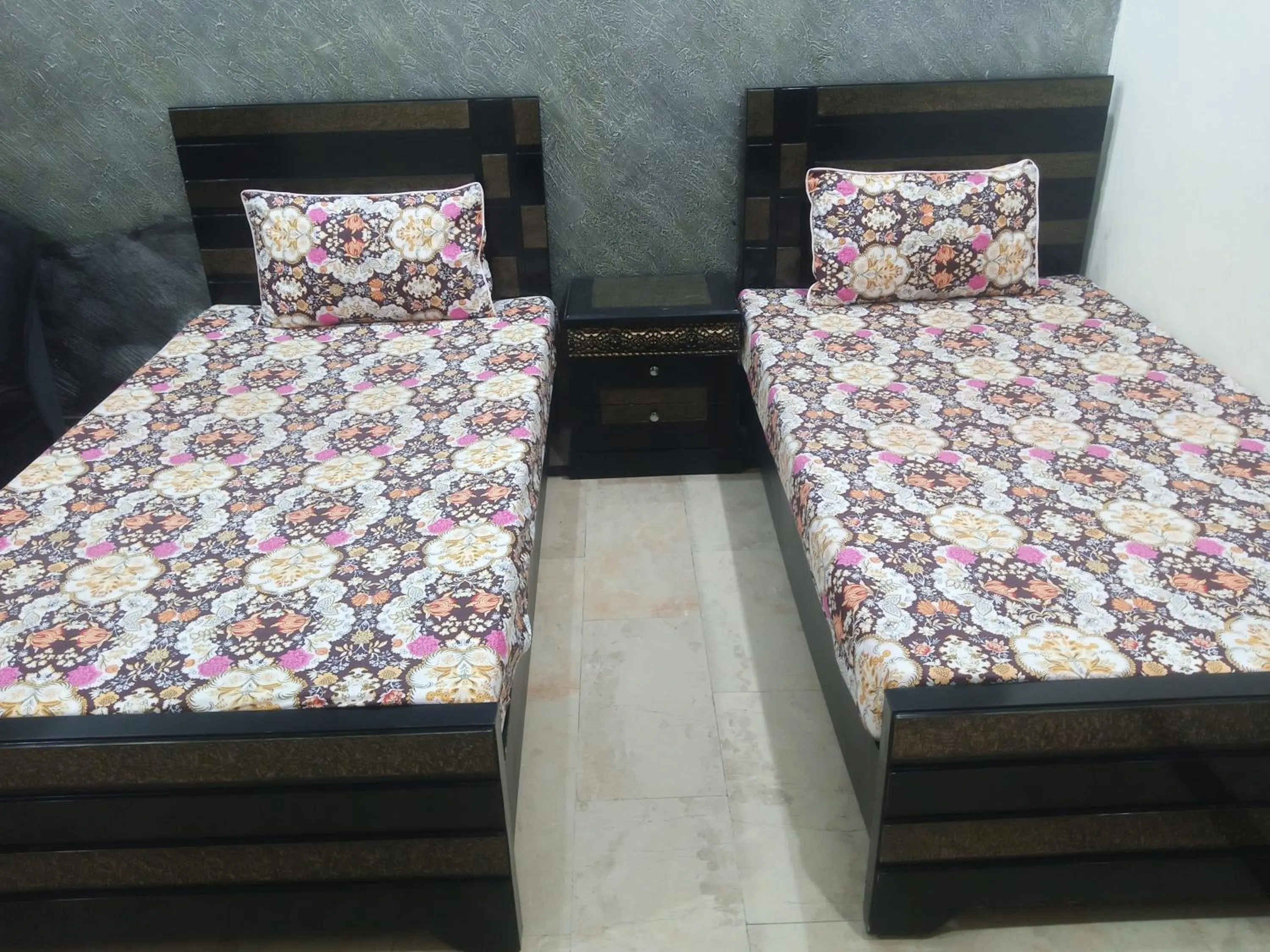 Bed in Hotel Decent Lodge