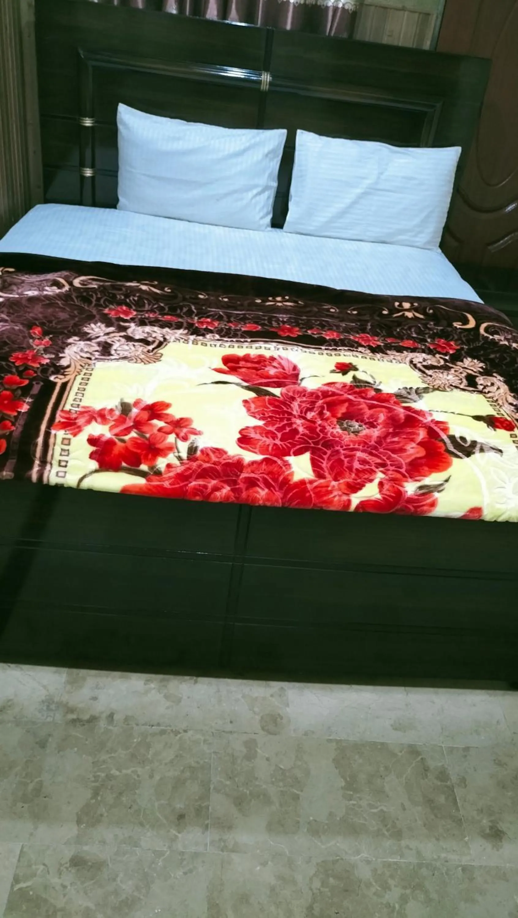 Bed in Hotel Decent Lodge