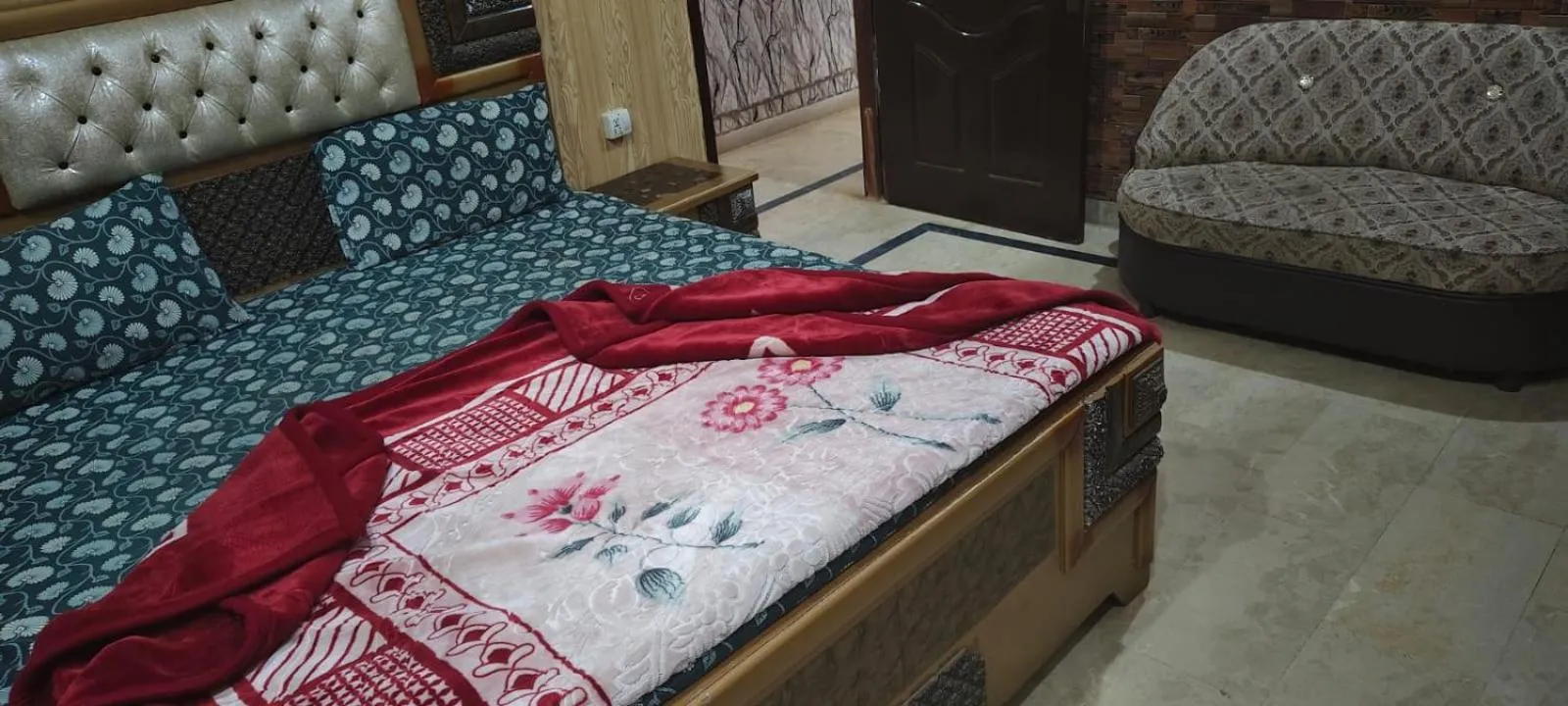 Bed in Hotel Decent Lodge