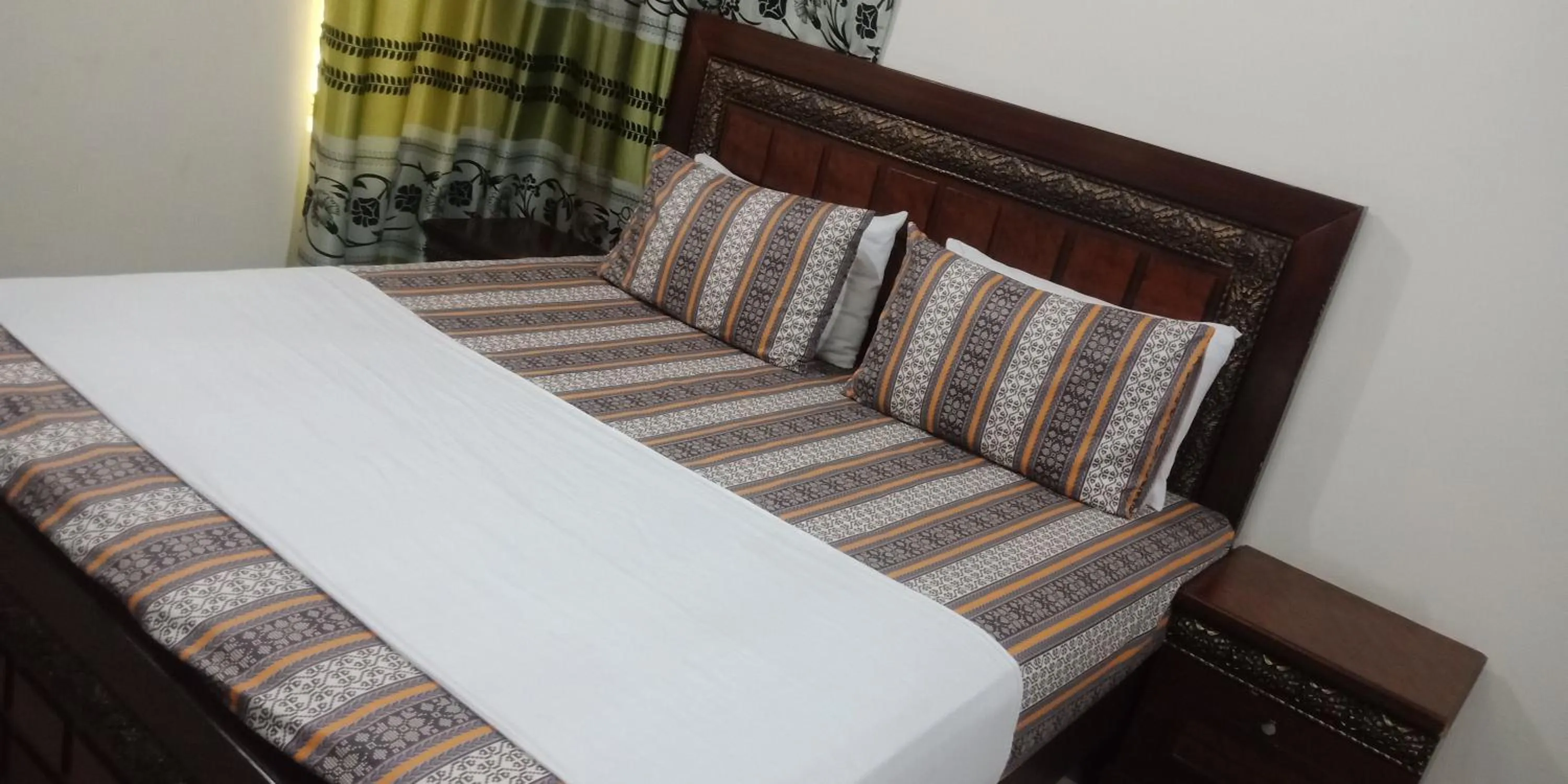 Bed in Hotel Decent Lodge