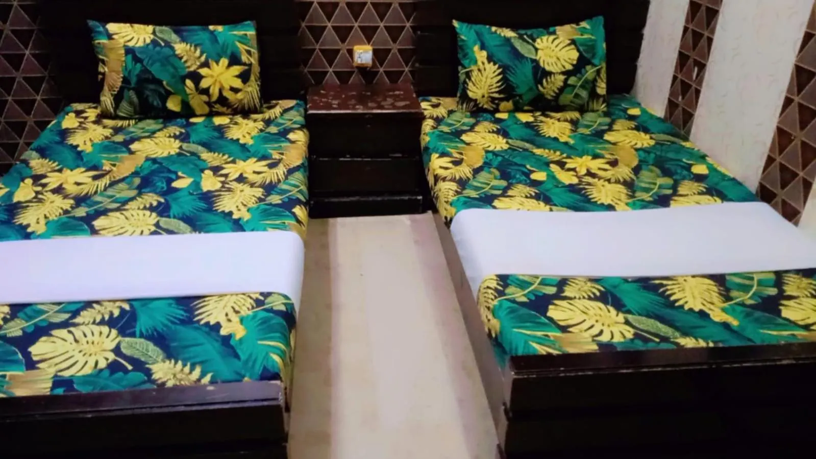 Bed in Hotel Decent Lodge