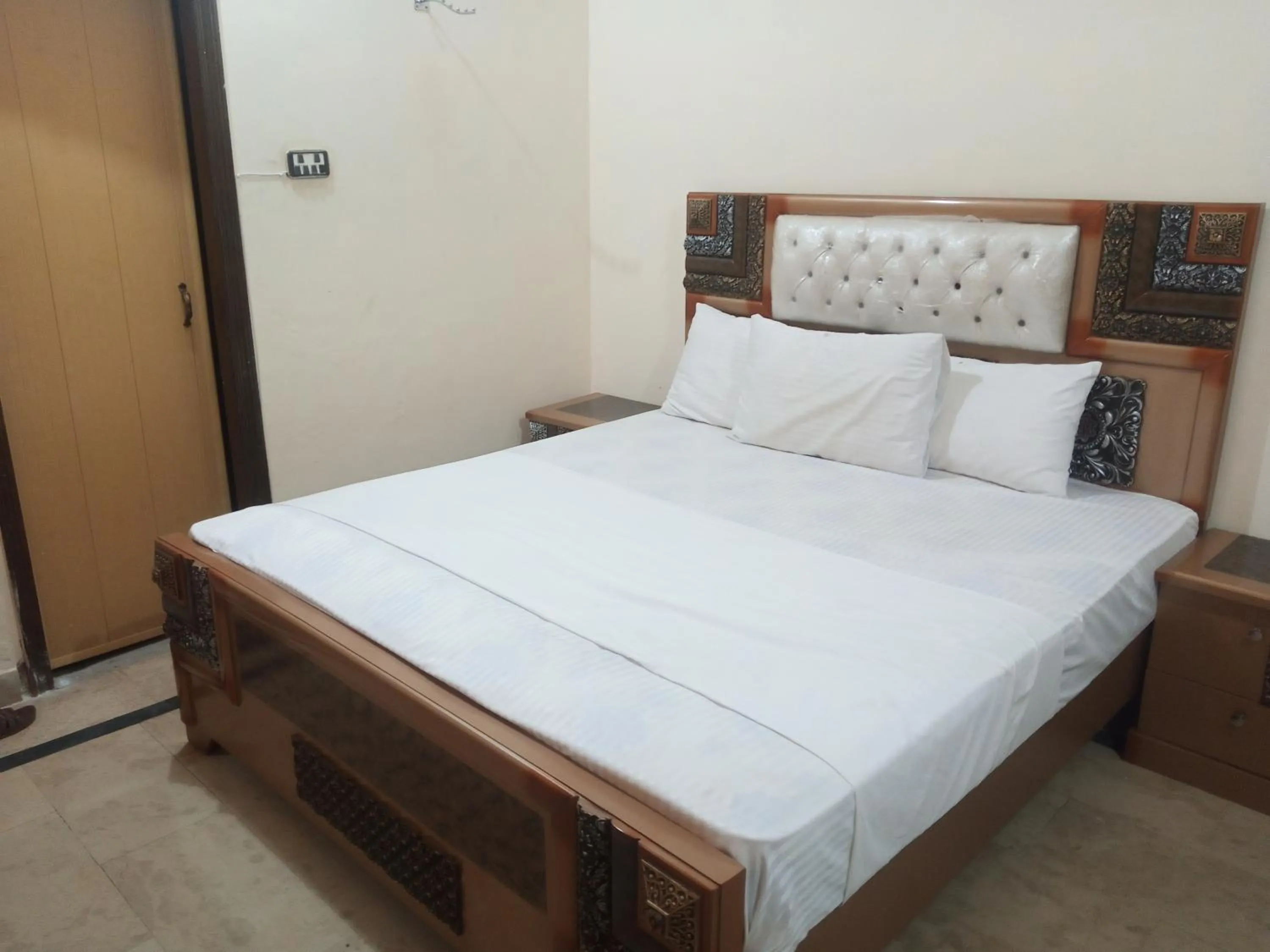 Bedroom, Bed in Hotel Decent Lodge