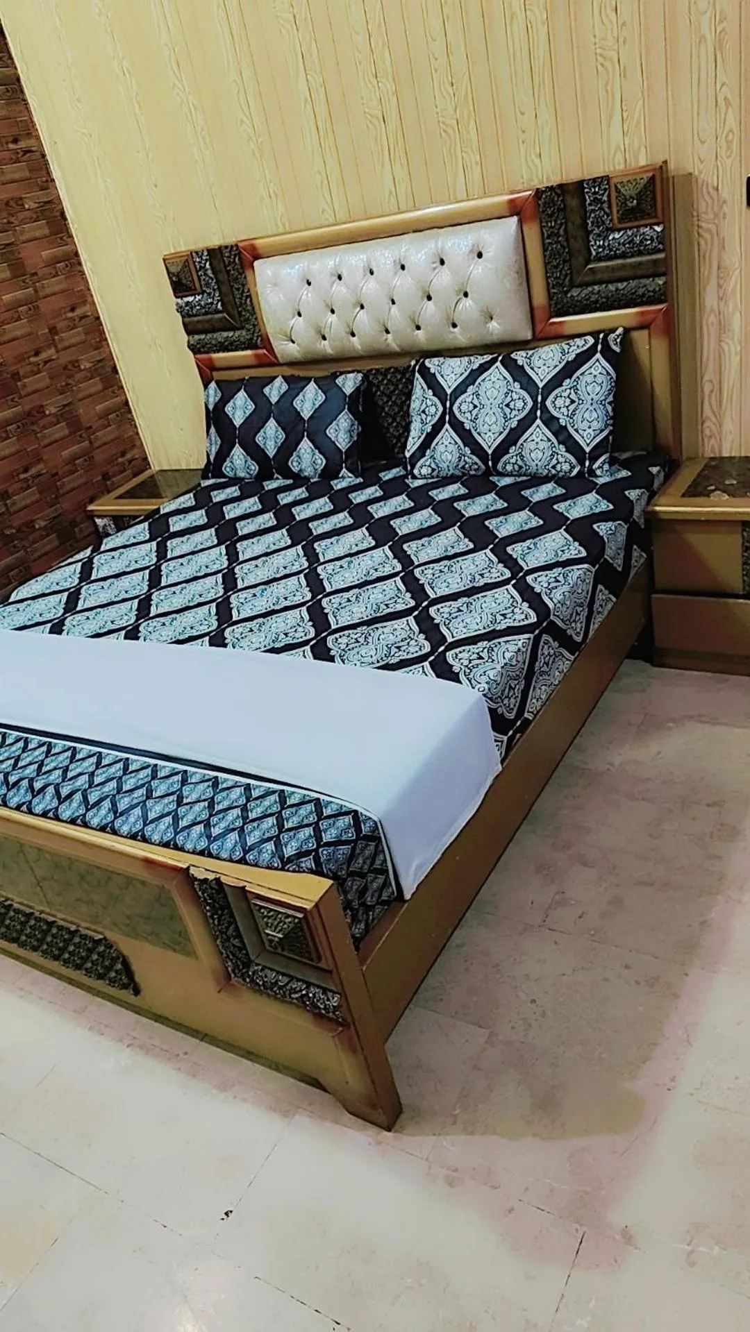 Bed in Hotel Decent Lodge