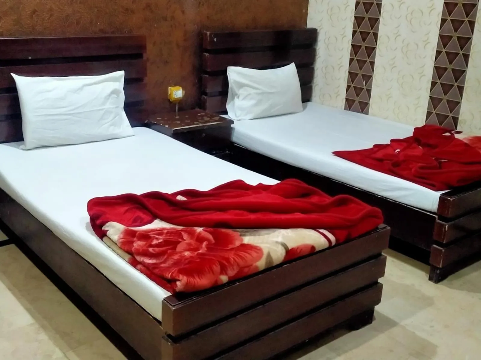 Bed in Hotel Decent Lodge