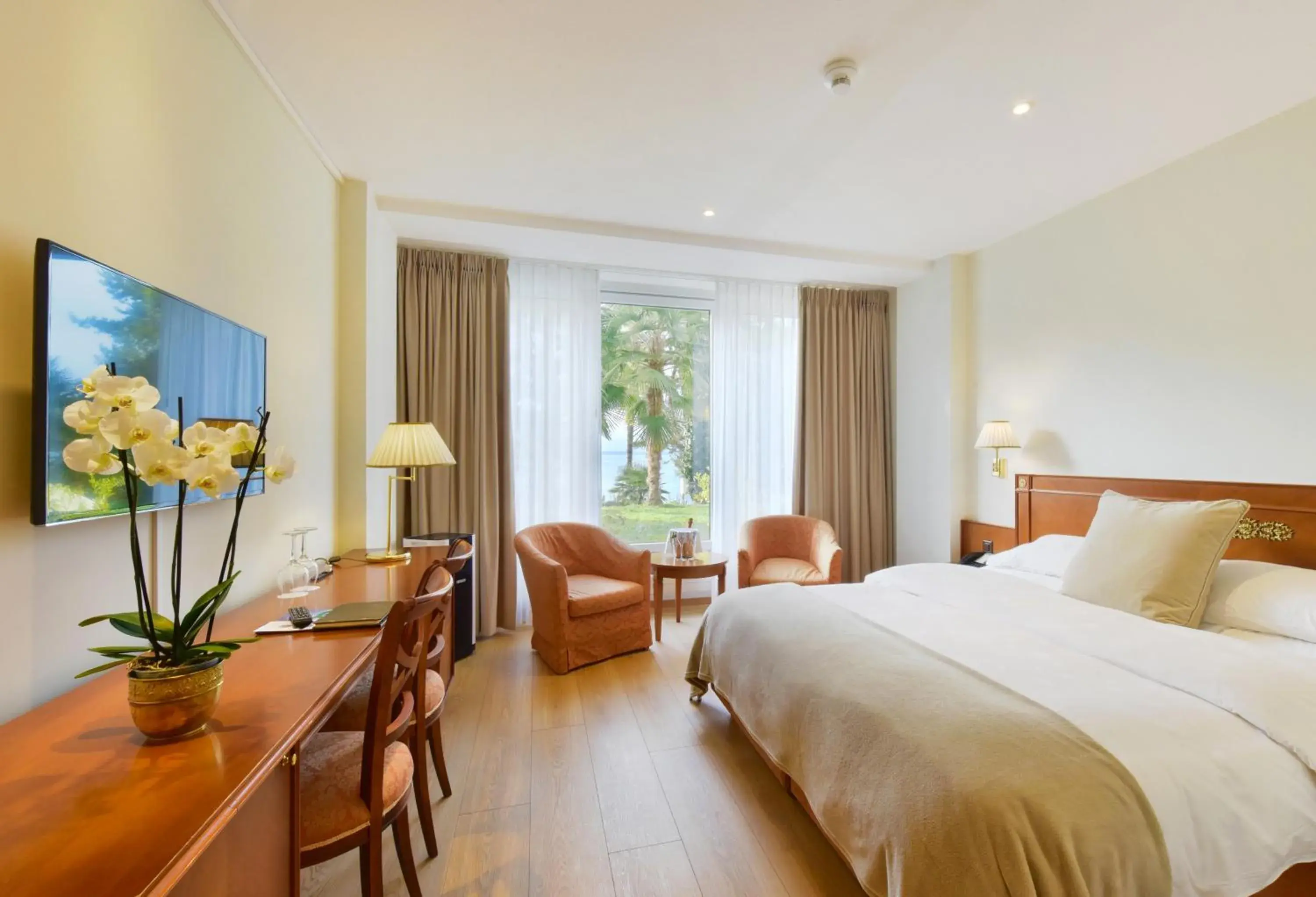 Economy Double Room with Partial Lake View in Golf Hotel René Capt Economy Double Room with Partial Lake View in Golf Hotel René Capt