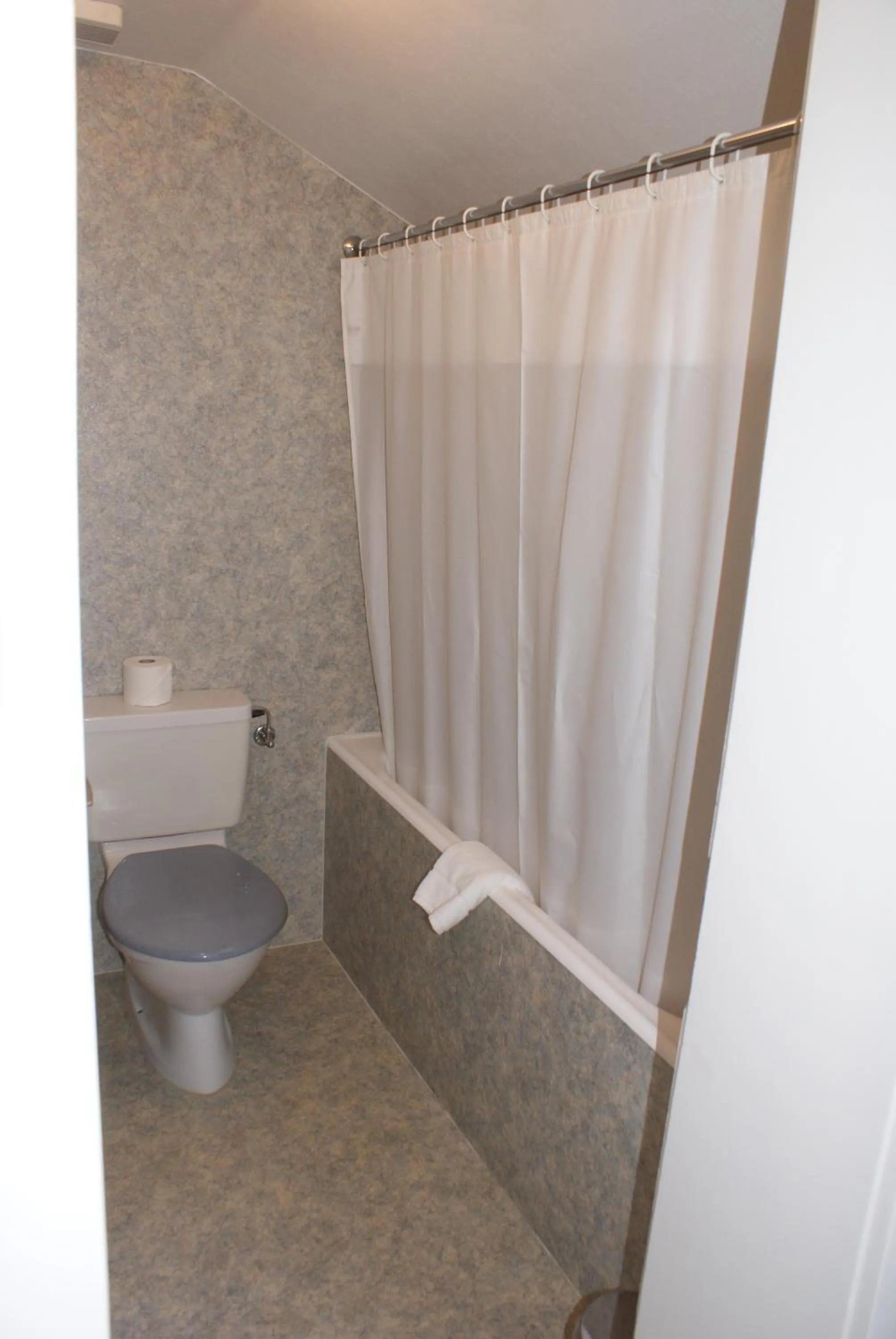 Bathroom in Baeren Hotel, The Bear Inn