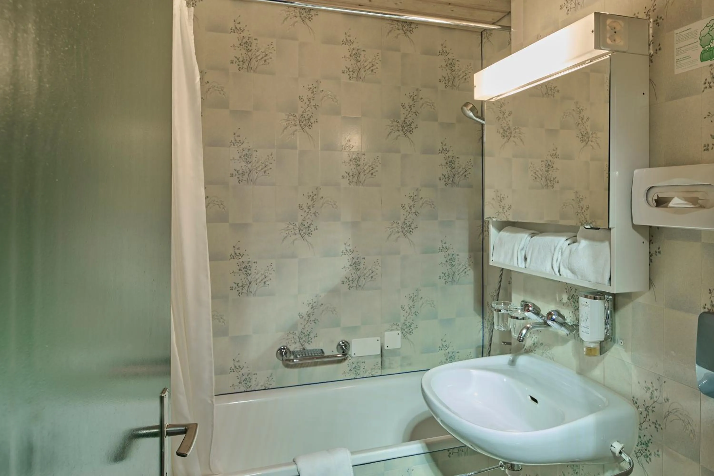 Bathroom in Baeren Hotel, The Bear Inn