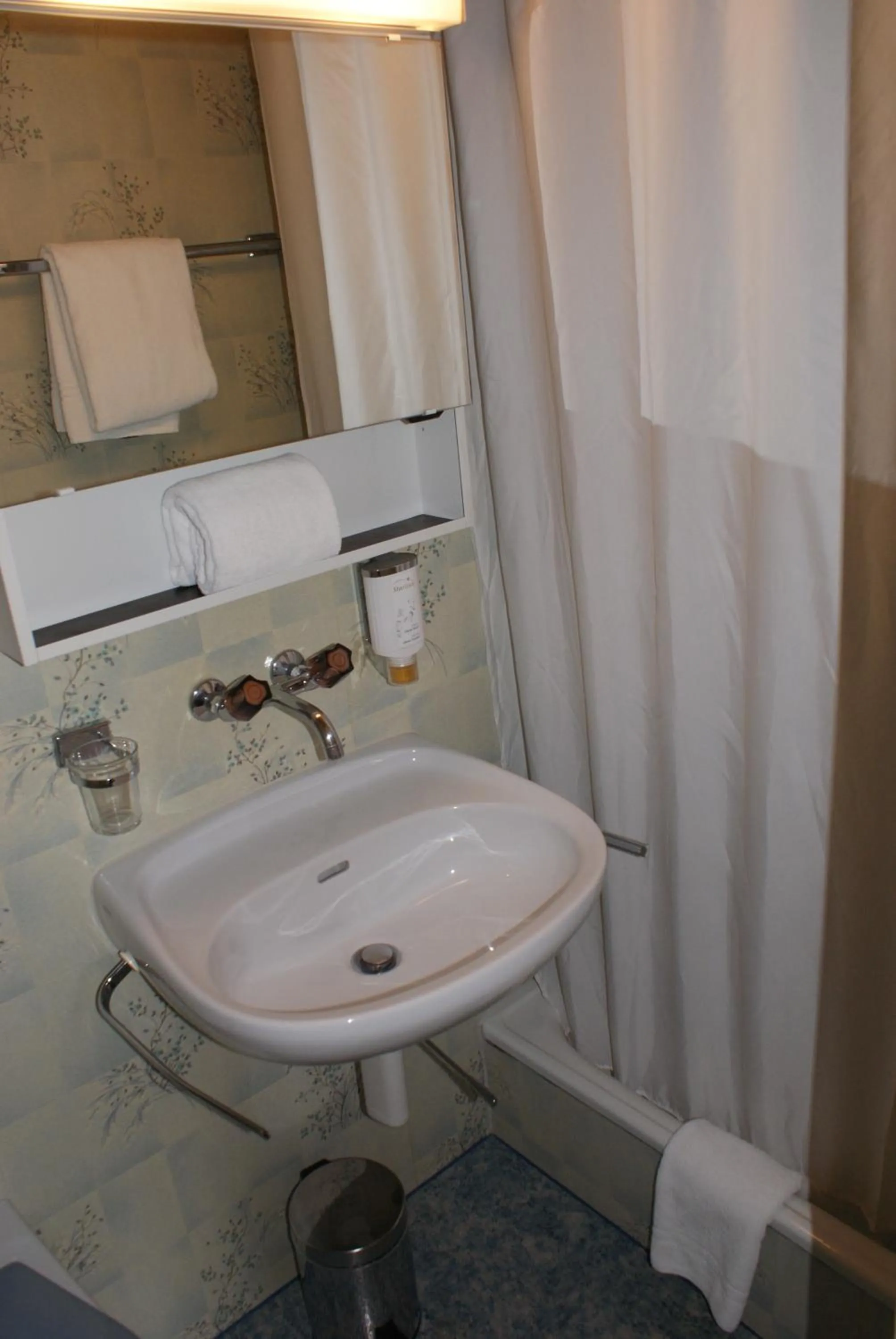 Bathroom in Baeren Hotel, The Bear Inn