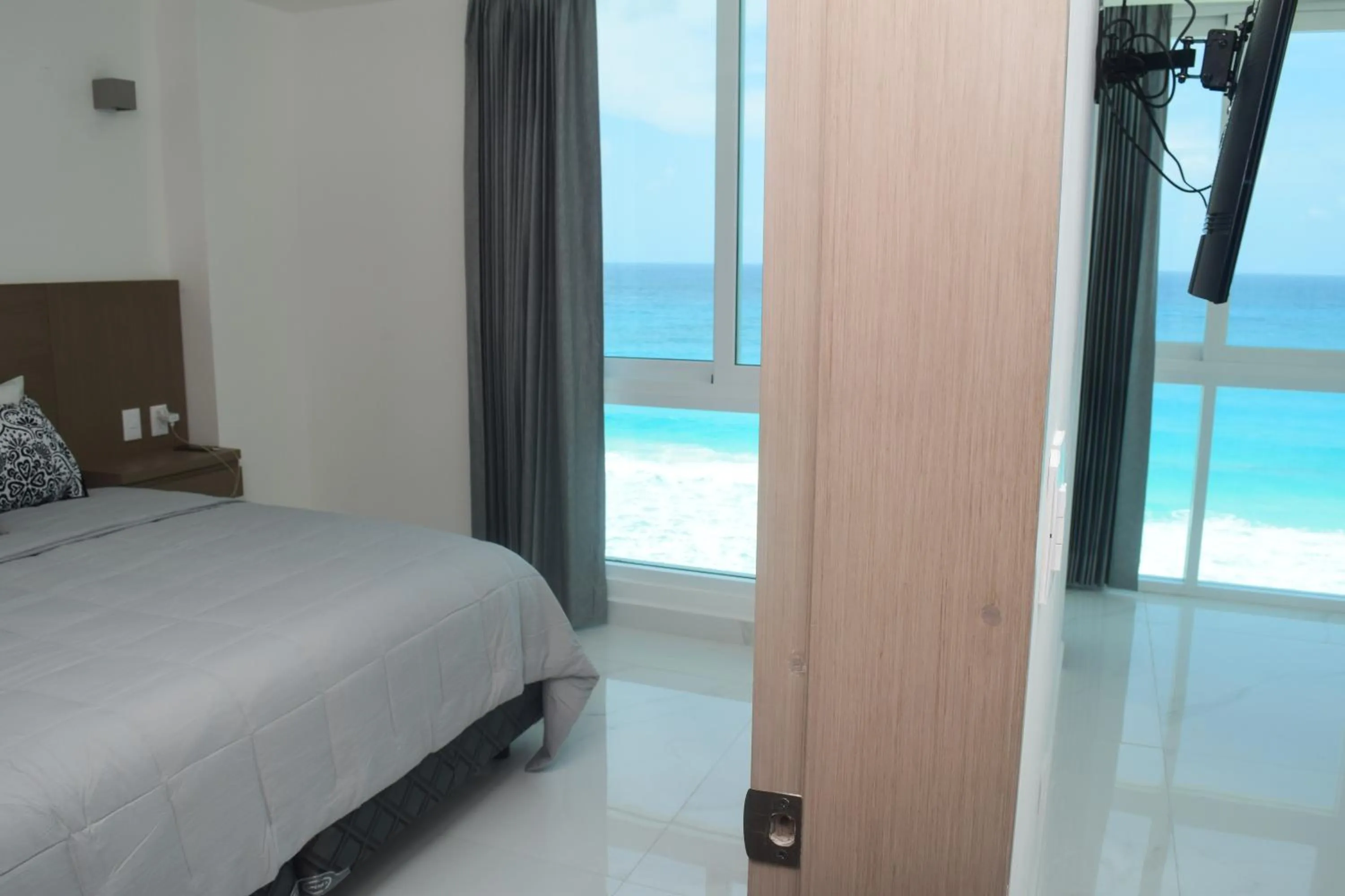 Photo of the whole room, Bed in Nuevo estudio a pie de playa, vistas increibles, alberca, gym jacuzi, seguridad, 3503
