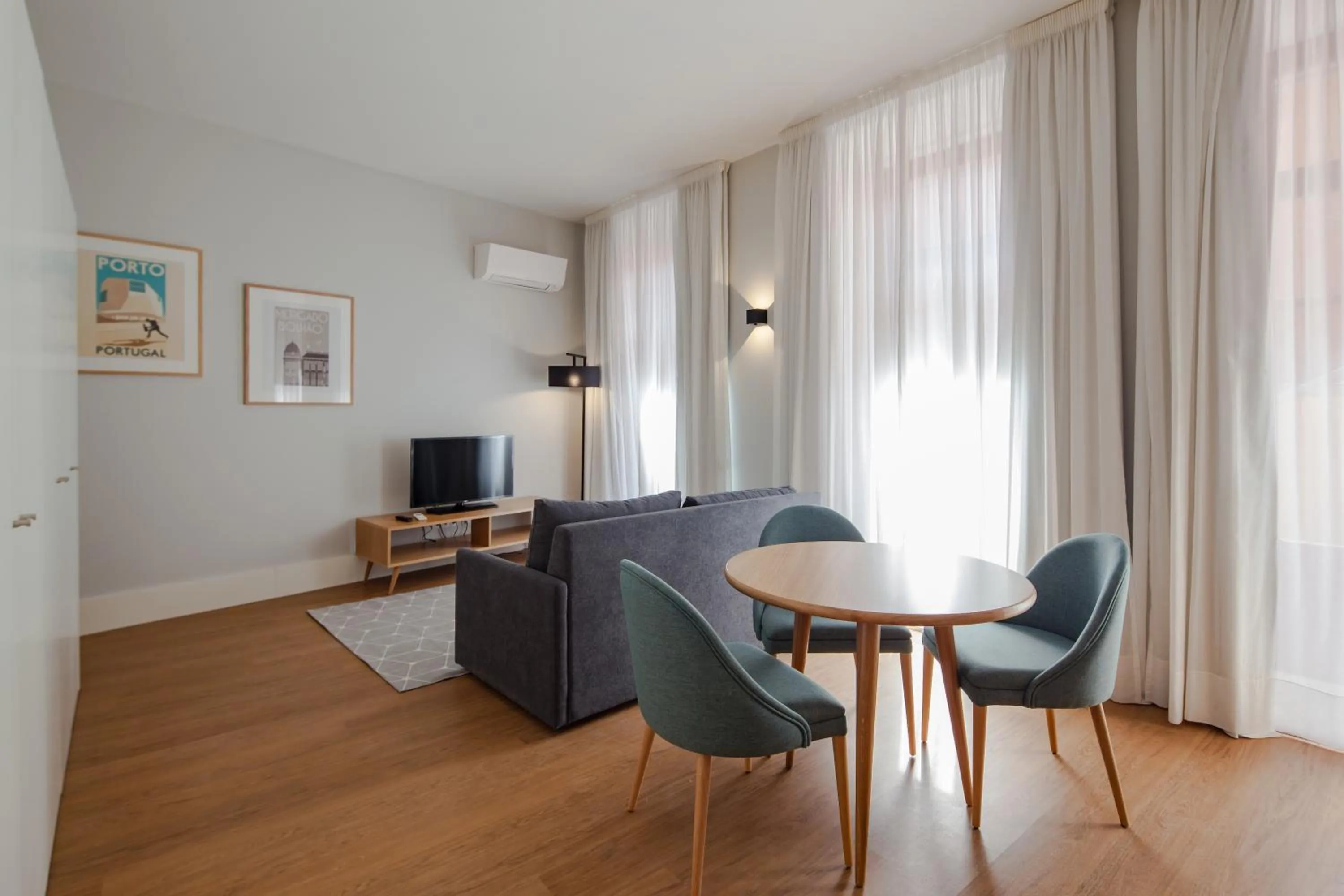 Communal lounge/ TV room in Uma Formosa Apartments