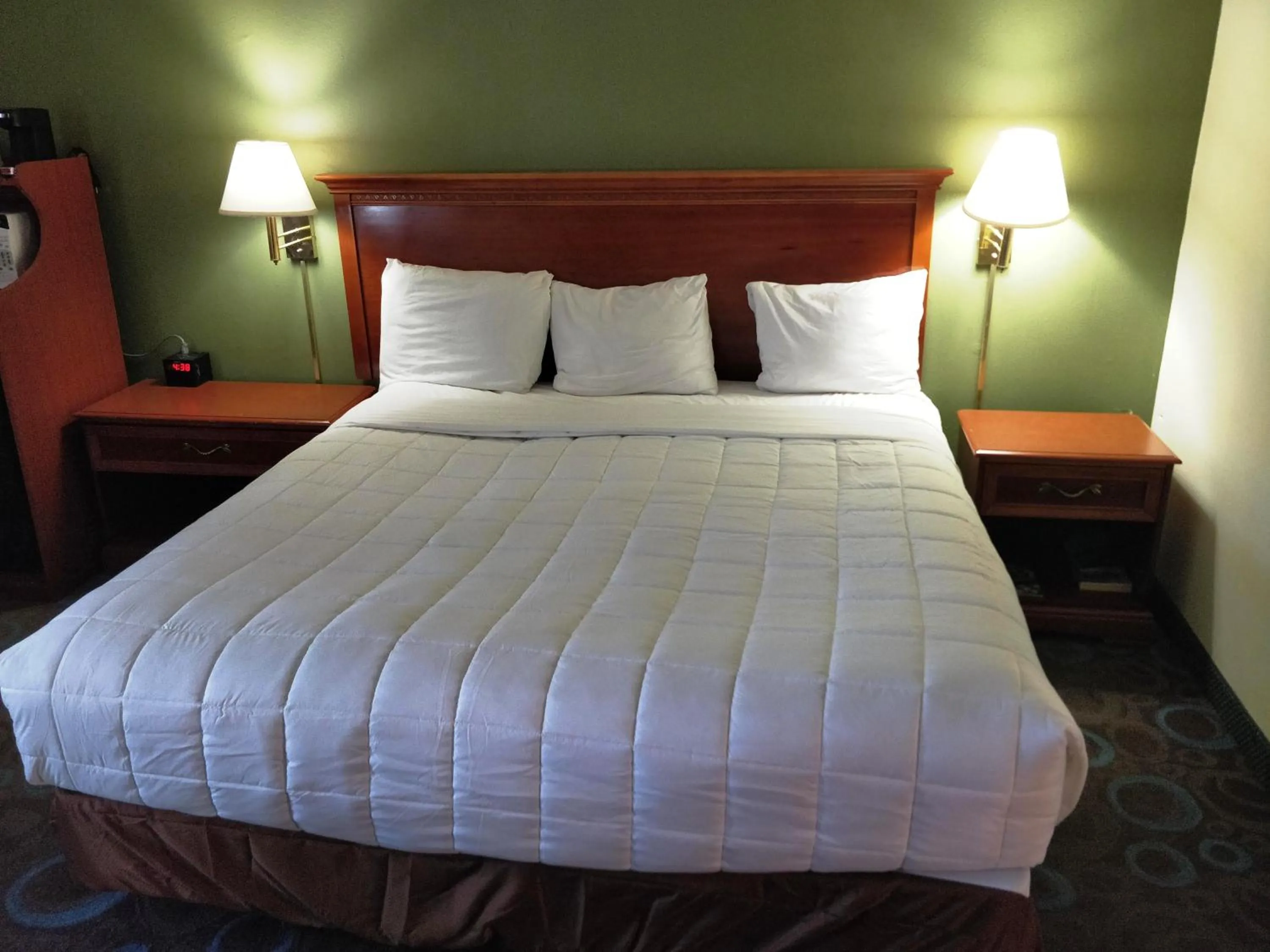 Bed in Ventura Grand Inn