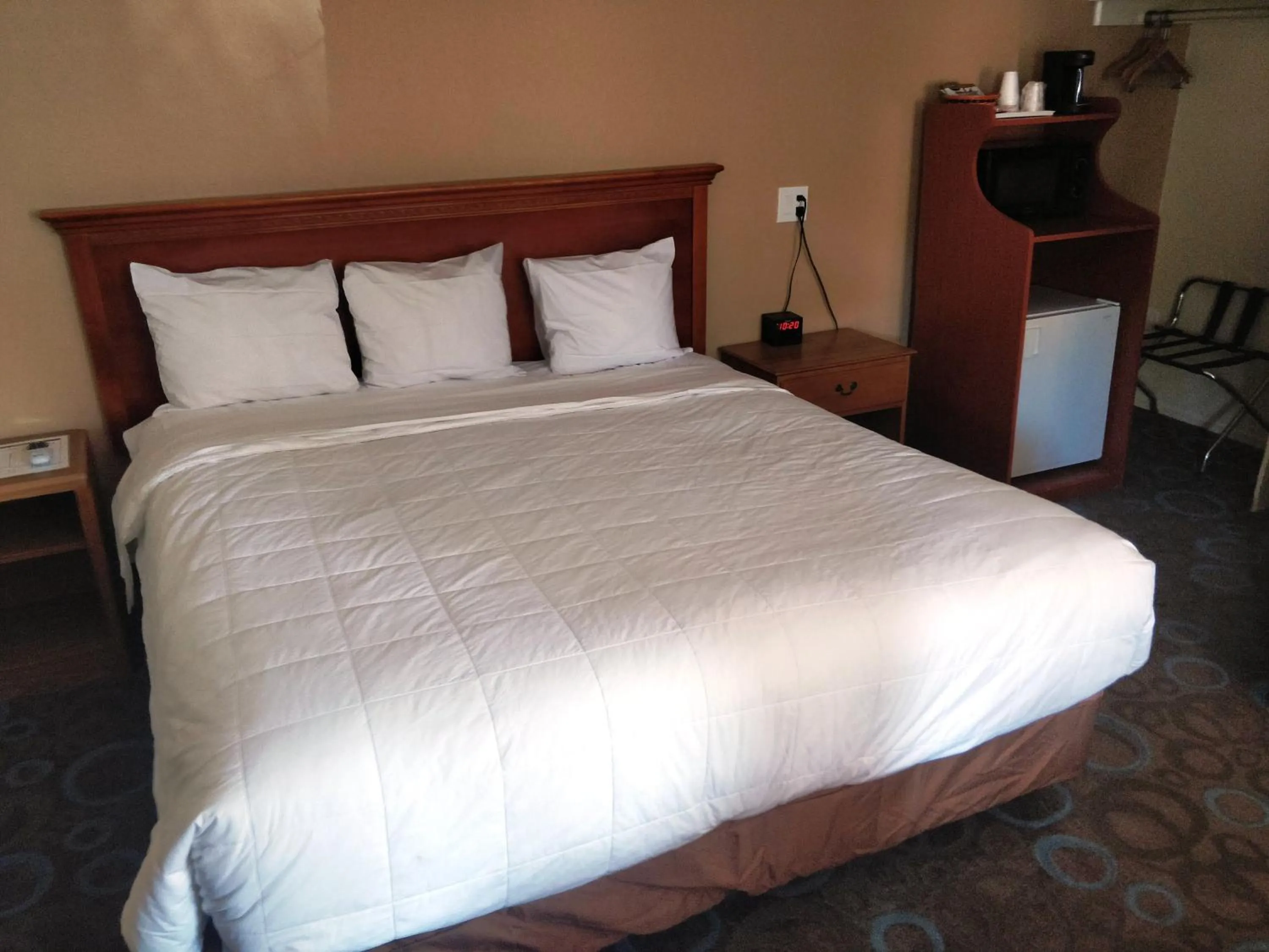 Bed in Ventura Grand Inn